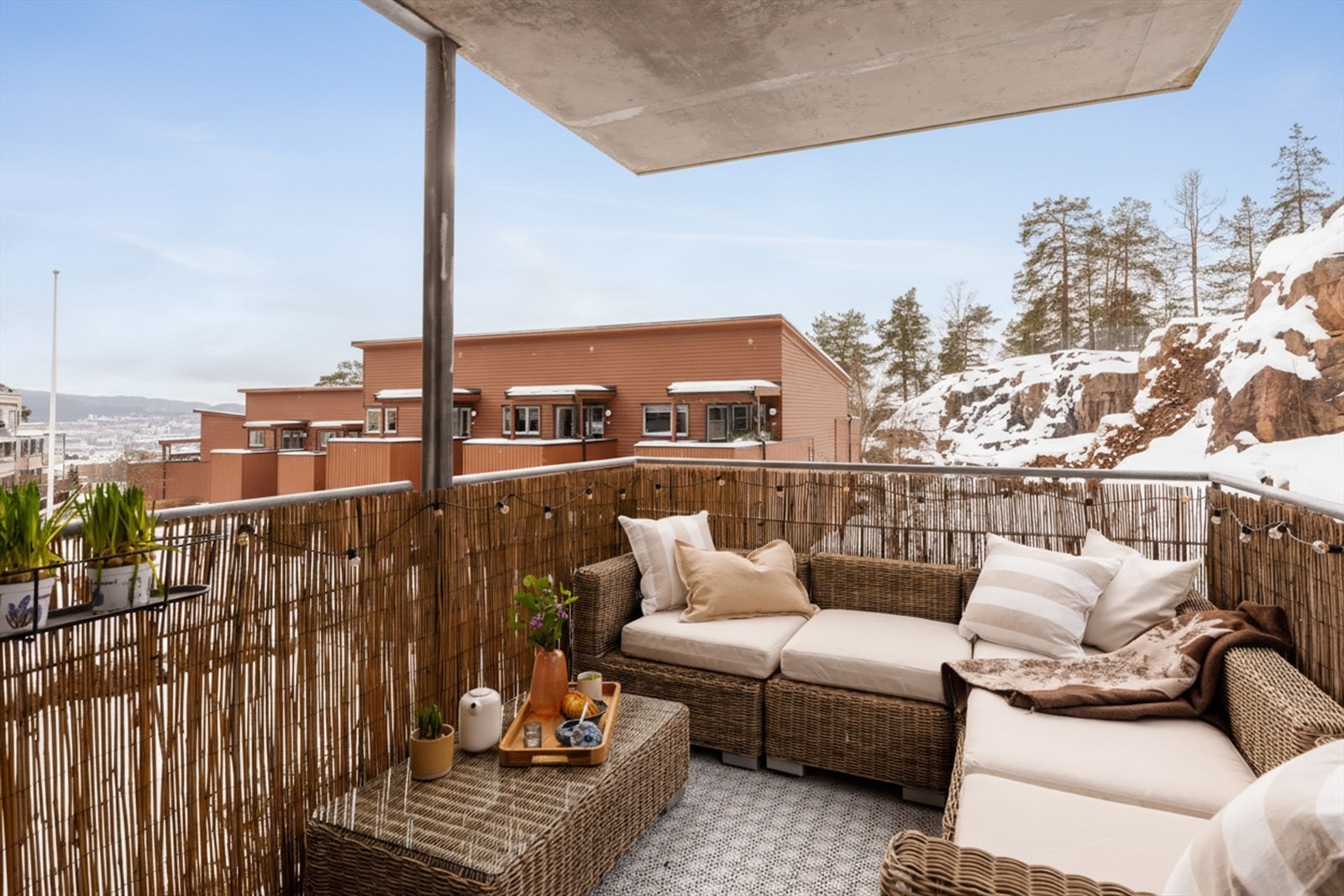 Balkongen på ca. 8,4 m² er sydvestvendt med svært gode solforhold og fin utsikt. Galleribilde