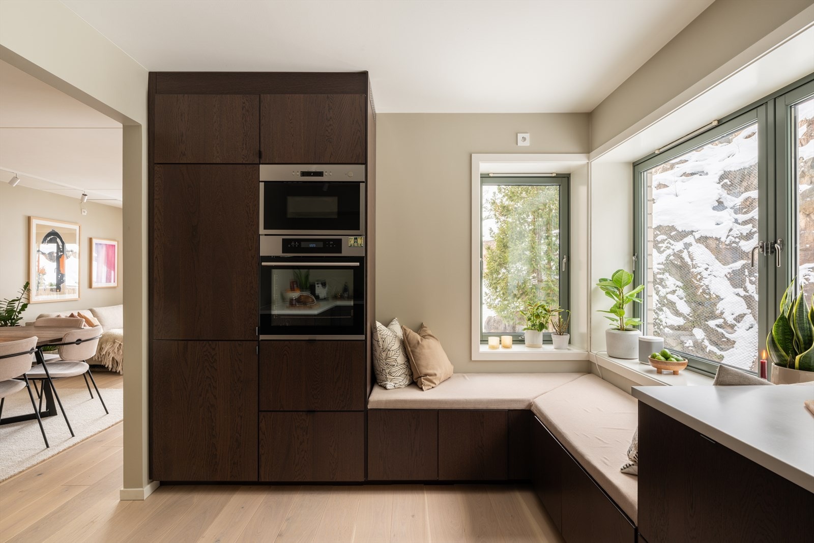 Her har du godt med skapplass og stekeovn samt mikro i høyden som gir et pent og ryddig inntrykk. Galleribilde