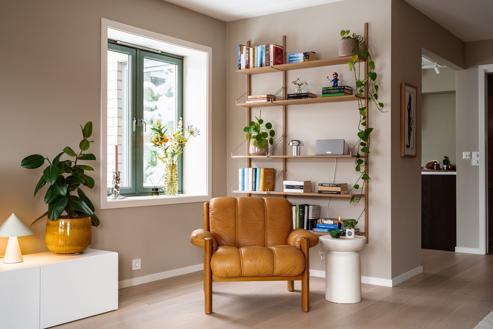 Store vindusflater slipper inn rikelig med naturlig lys fra flere retninger. Galleribilde