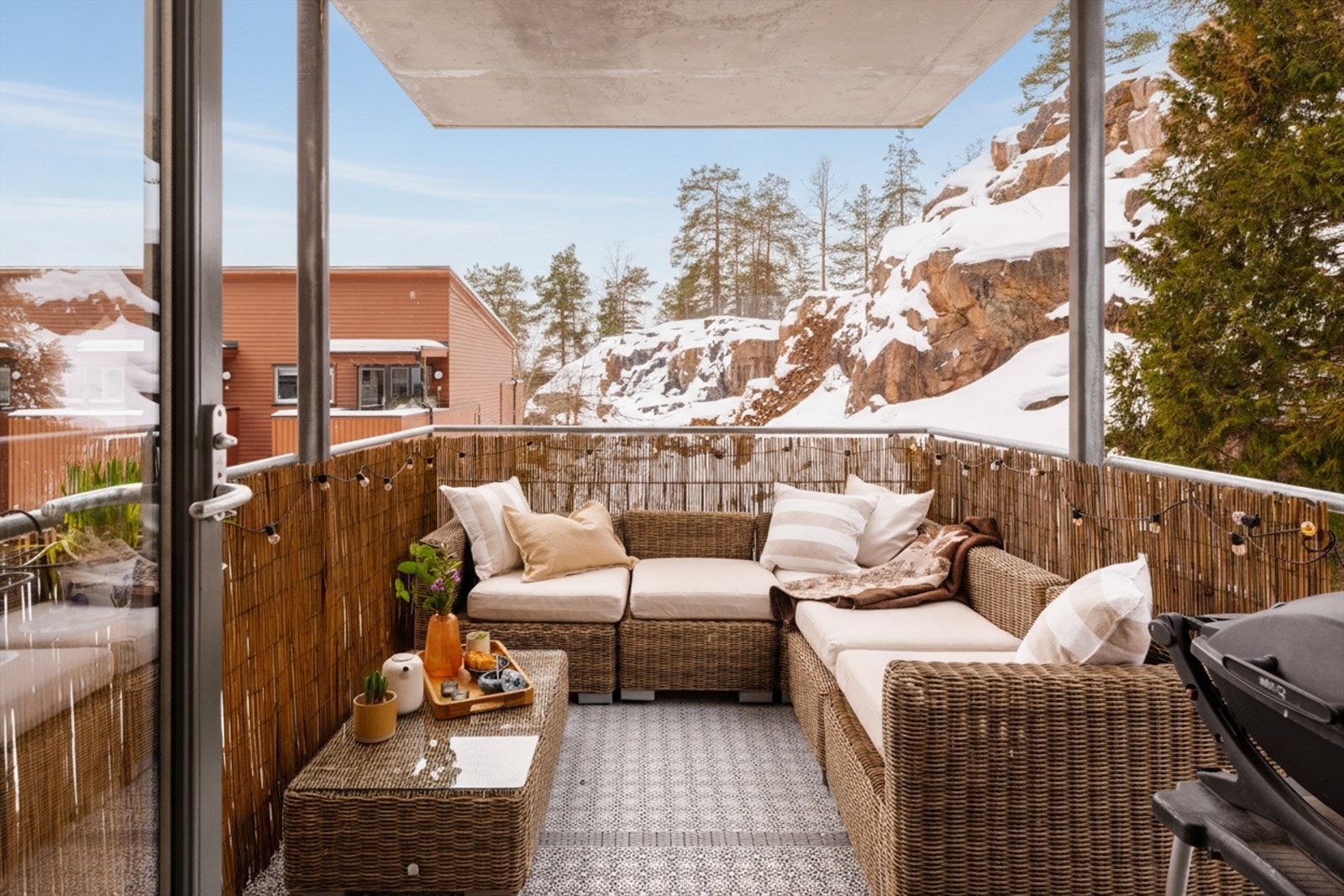 Romslig balkong med god plass til innredningen og fin utsikt mot det som blir grønne fellesarealer om sommeren. Her ligger du skjermet til på enden i topprekken. Galleribilde