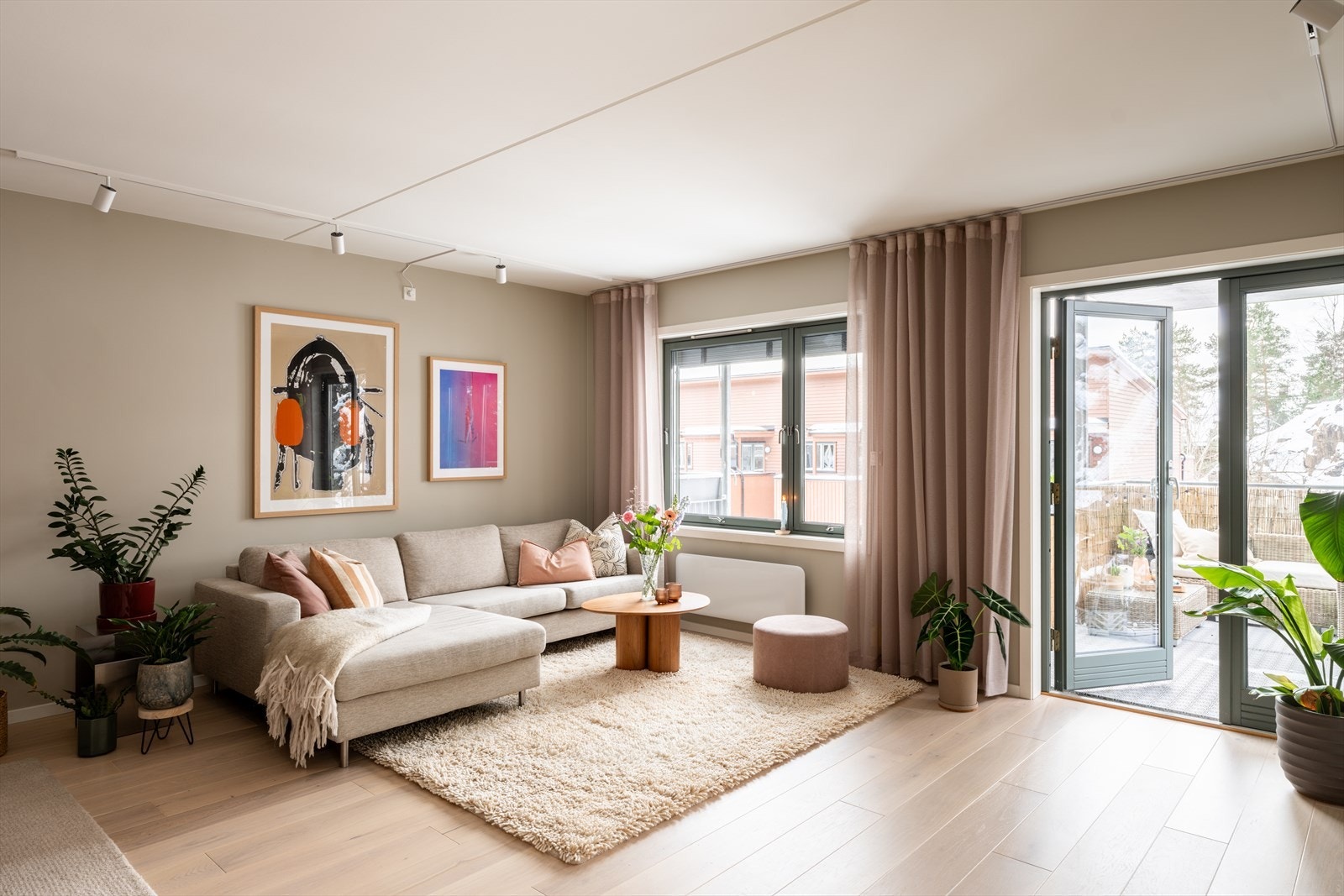 God plass til sofa og behagelig belysning med dimmbare lysskinner. Galleribilde