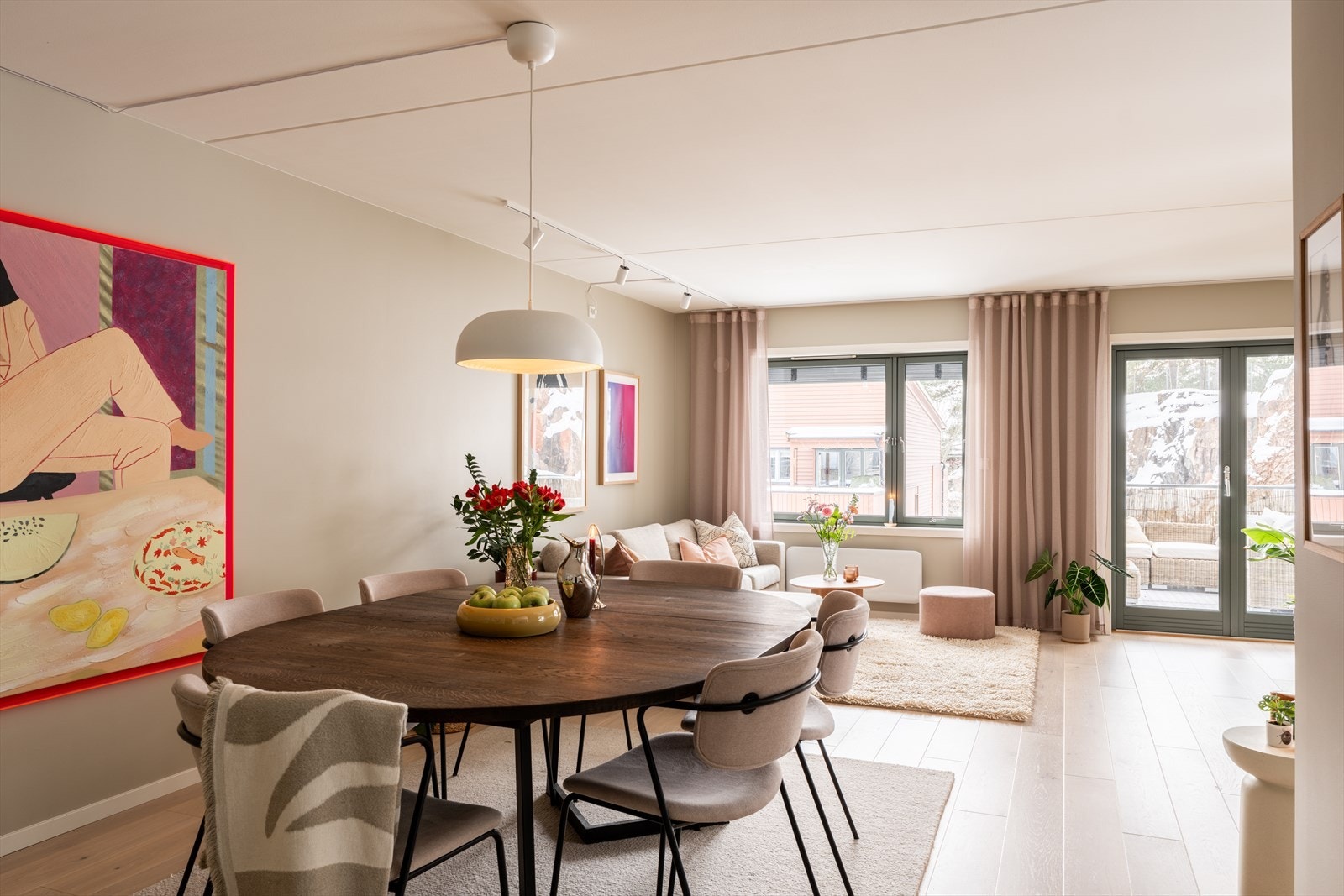 Dette er en stor og gjennomgående endeleilighet som får lys fra tre sider og føles mer som "et hus" over ett plan. Galleribilde