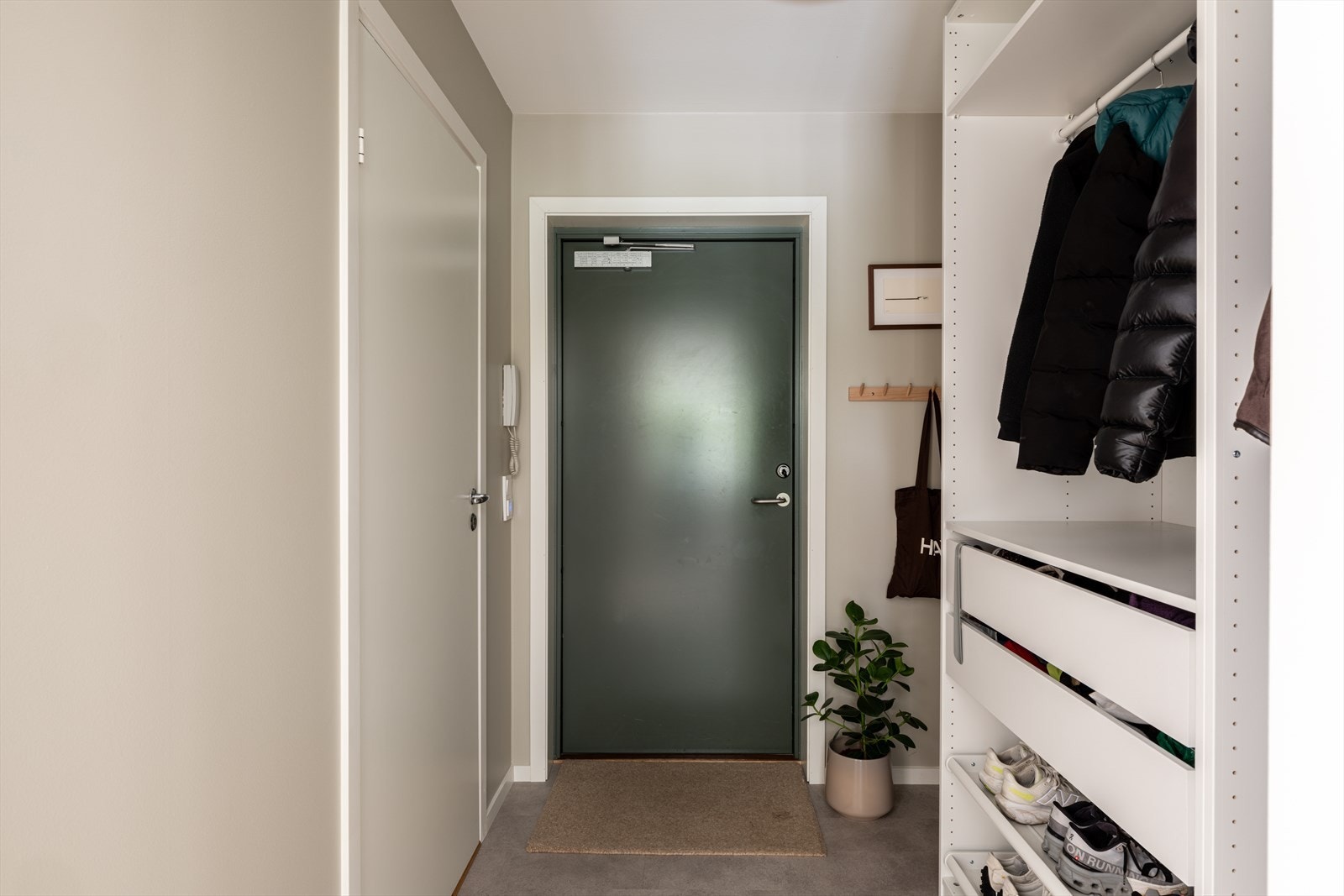 Velkommen inn i en lys entré med ny laminat fra 2022 og varme i gulvet. Galleribilde