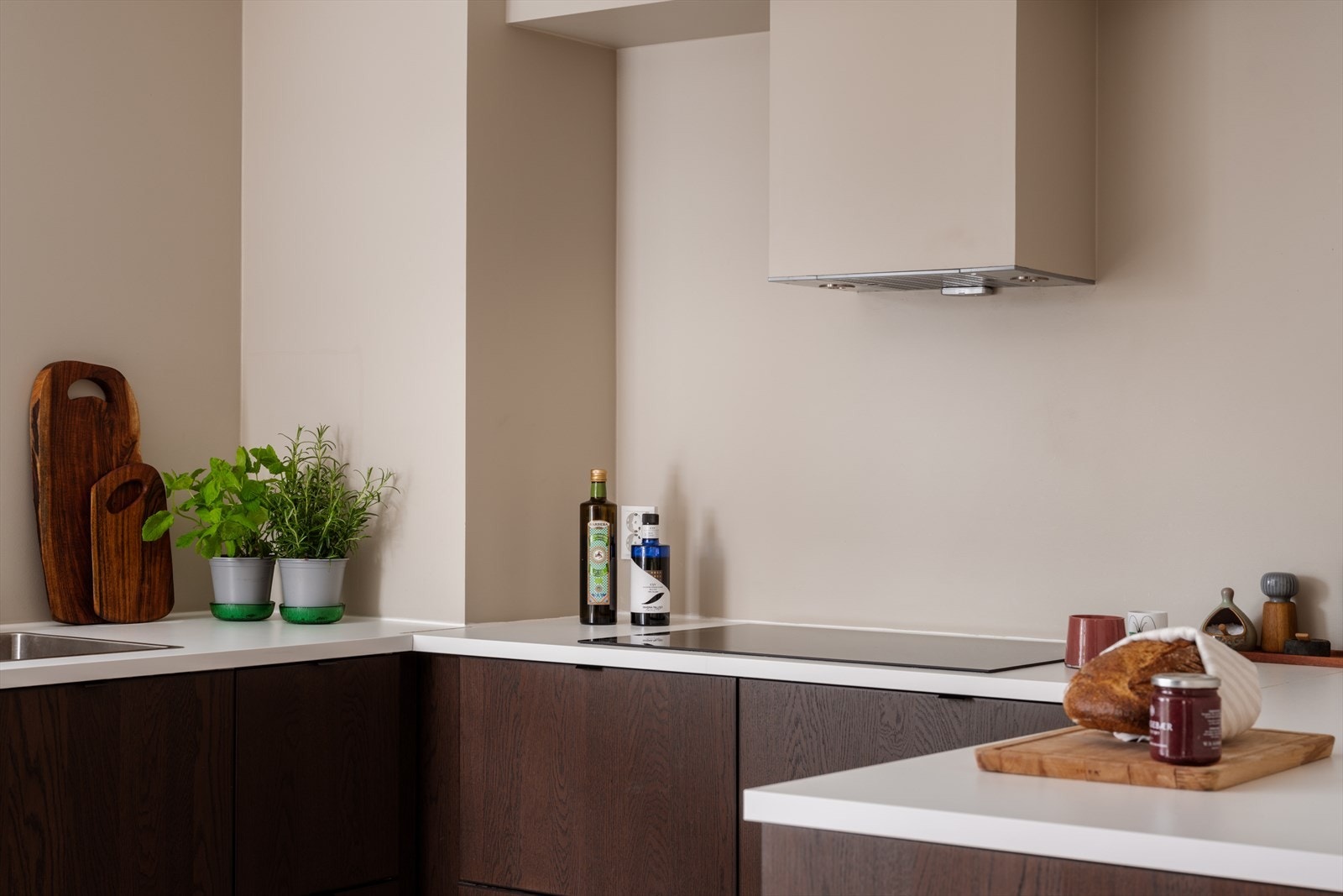 Kjøkkenet er utstyrt med komfyrvakt og ventilator. Galleribilde