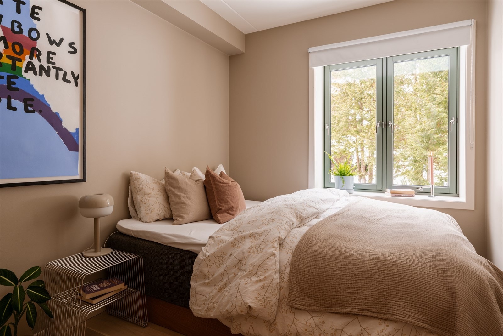 Det andre soverommet er lyst og egner seg godt som barnerom eller gjesterom. Galleribilde