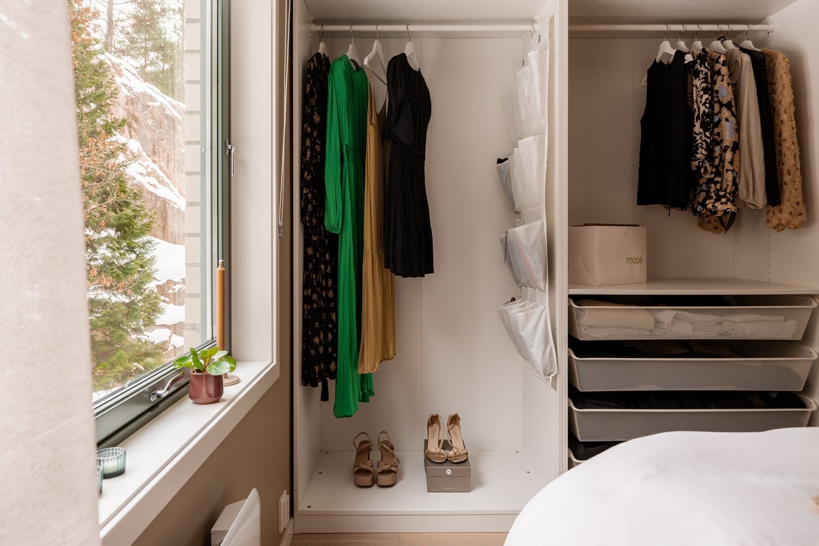 Praktisk garderobe med mye lagringsplass. Galleribilde