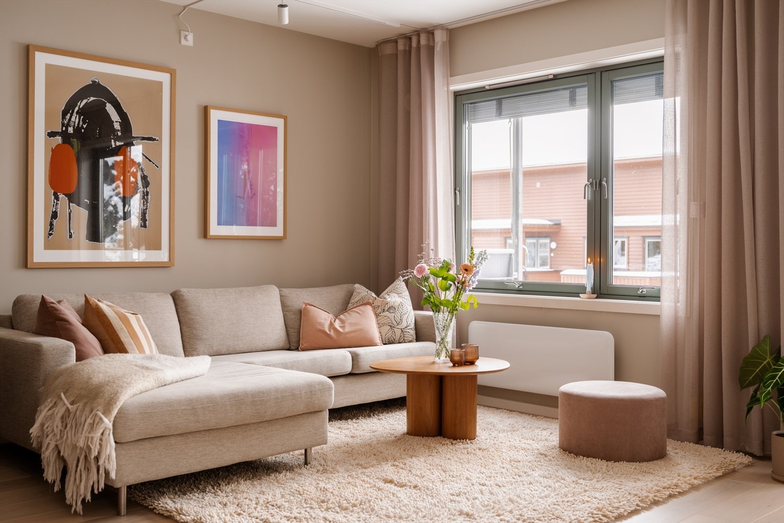 Enstavs-parkett er gjennomgående valgt i hele boligen med unntak av baderom og gang. Galleribilde