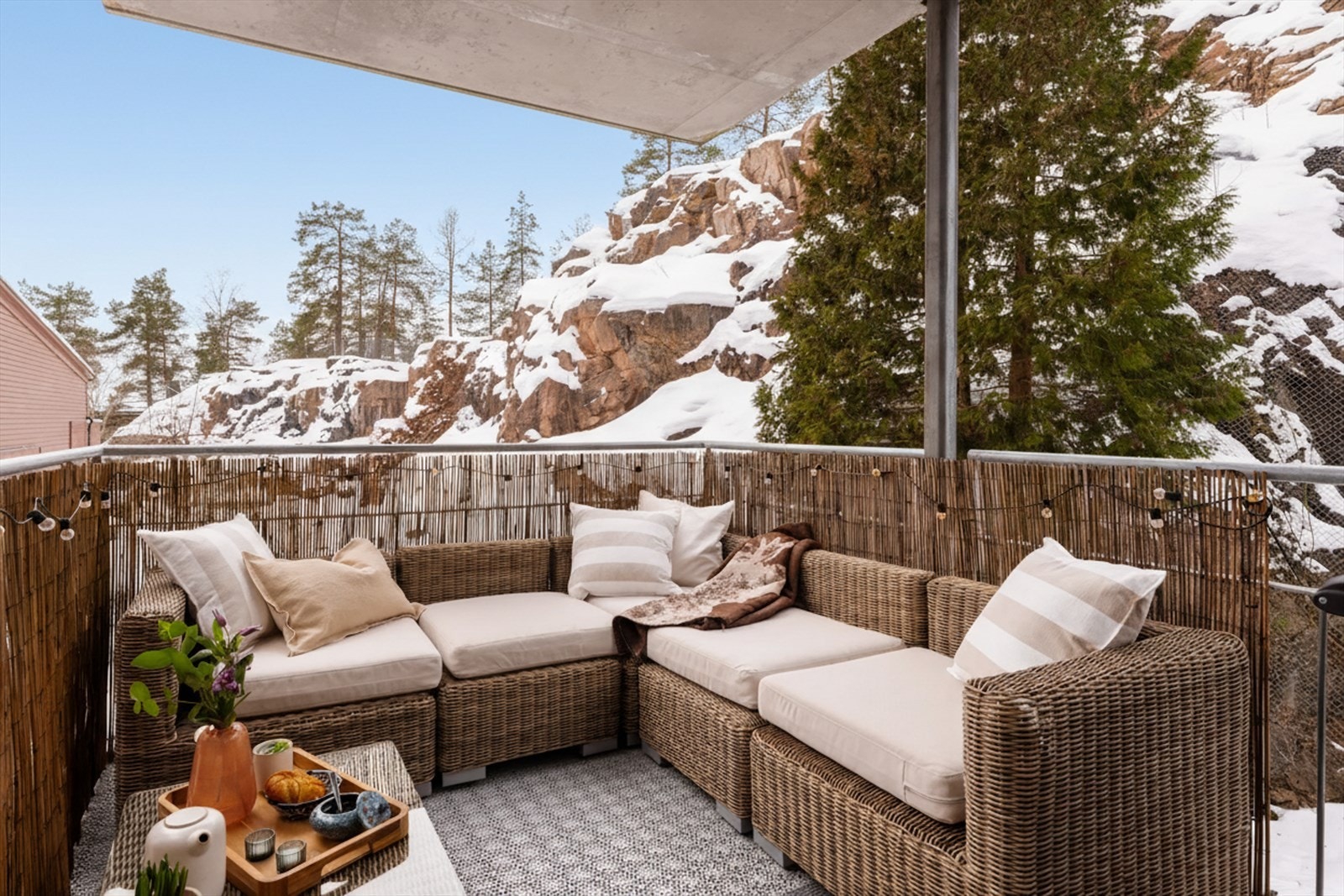 Lun, overbygget balkong med naturskjønn og skjermet beliggenhet. Galleribilde