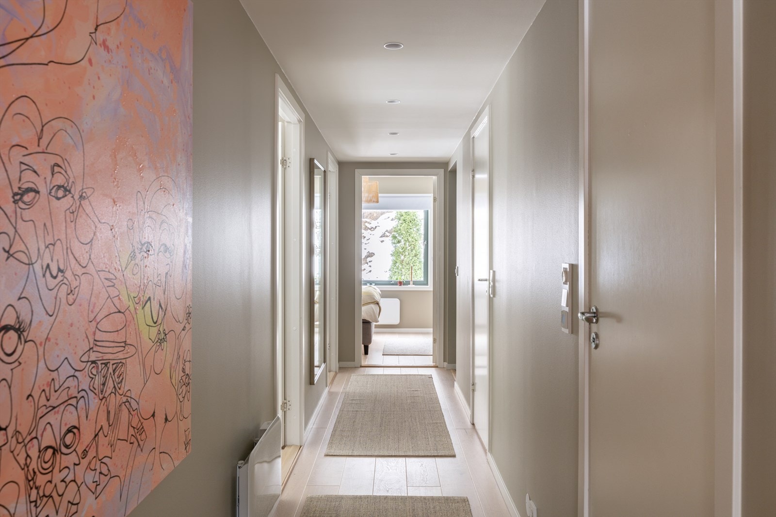 Vi beveger oss videre inn i leilighetens private del via en lys og pen gang. Galleribilde