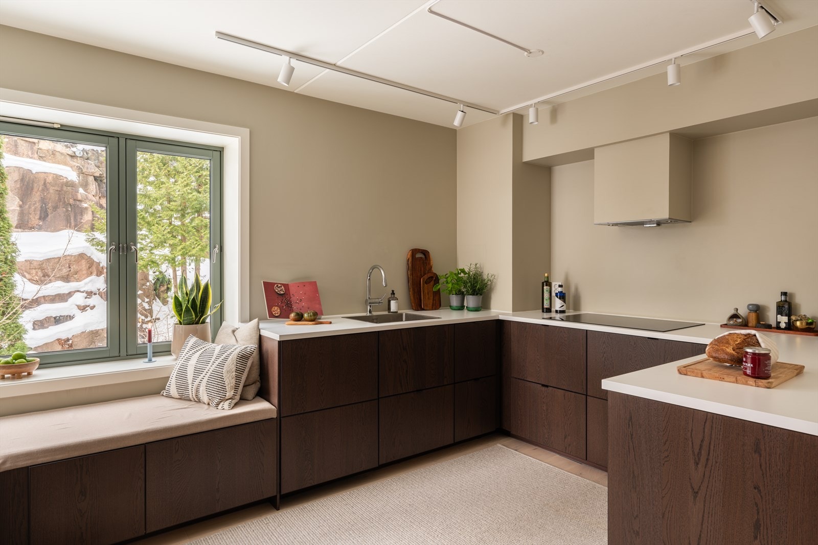 Det er masse god lagringsplass både i skap og på benk, men likevel et behagelig rom med luftig atmosfære. Galleribilde