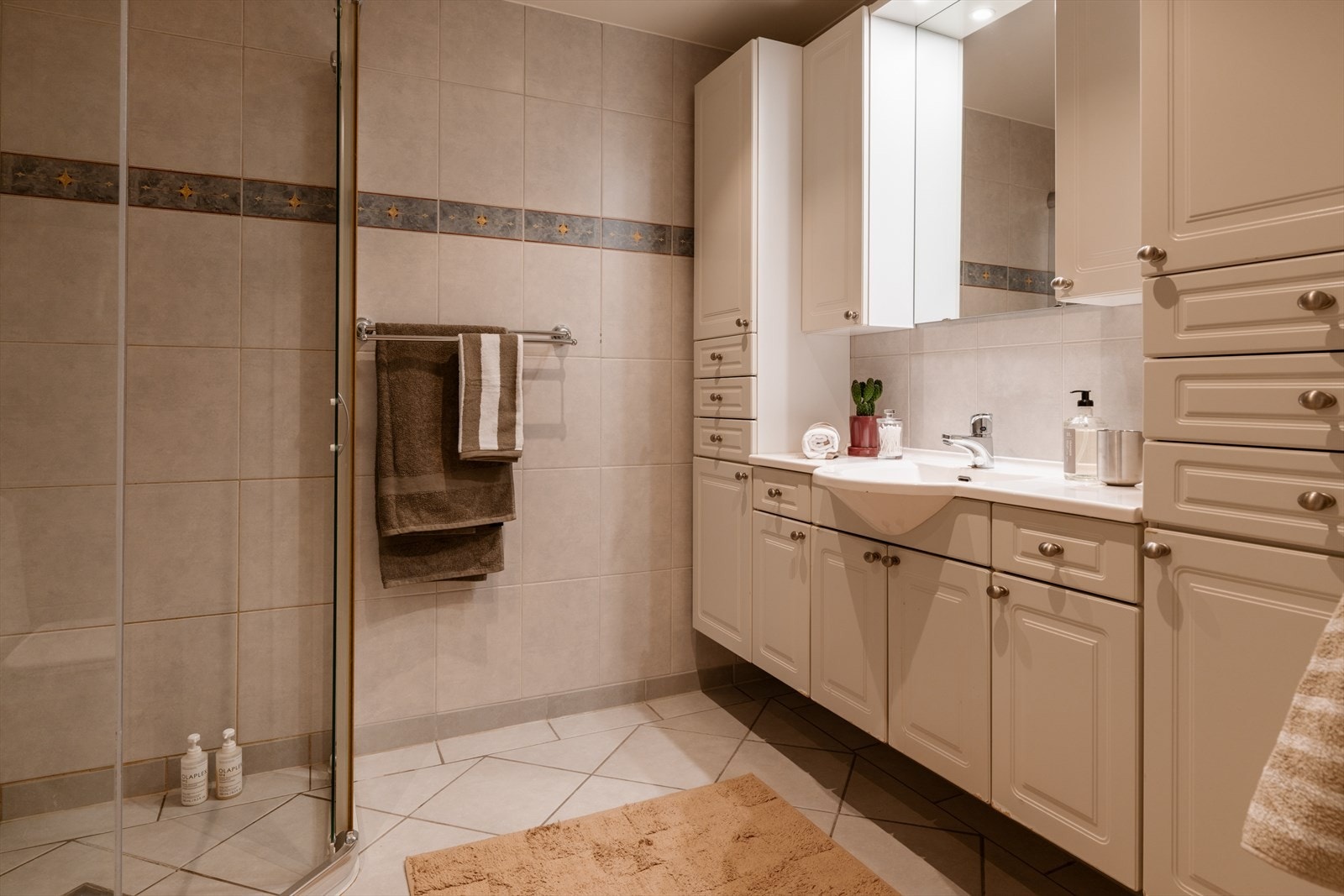 Elektrisk gulvvarme med smart termostat fra 2022. Galleribilde