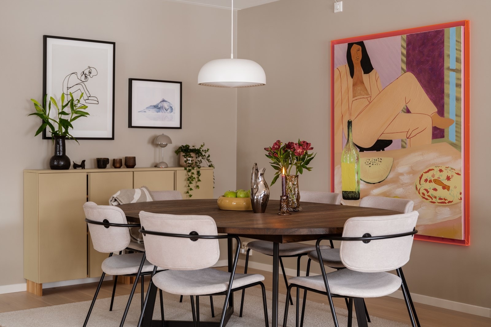 Spiseplassen blir et naturlig samlingspunkt i den åpne løsningen. Galleribilde