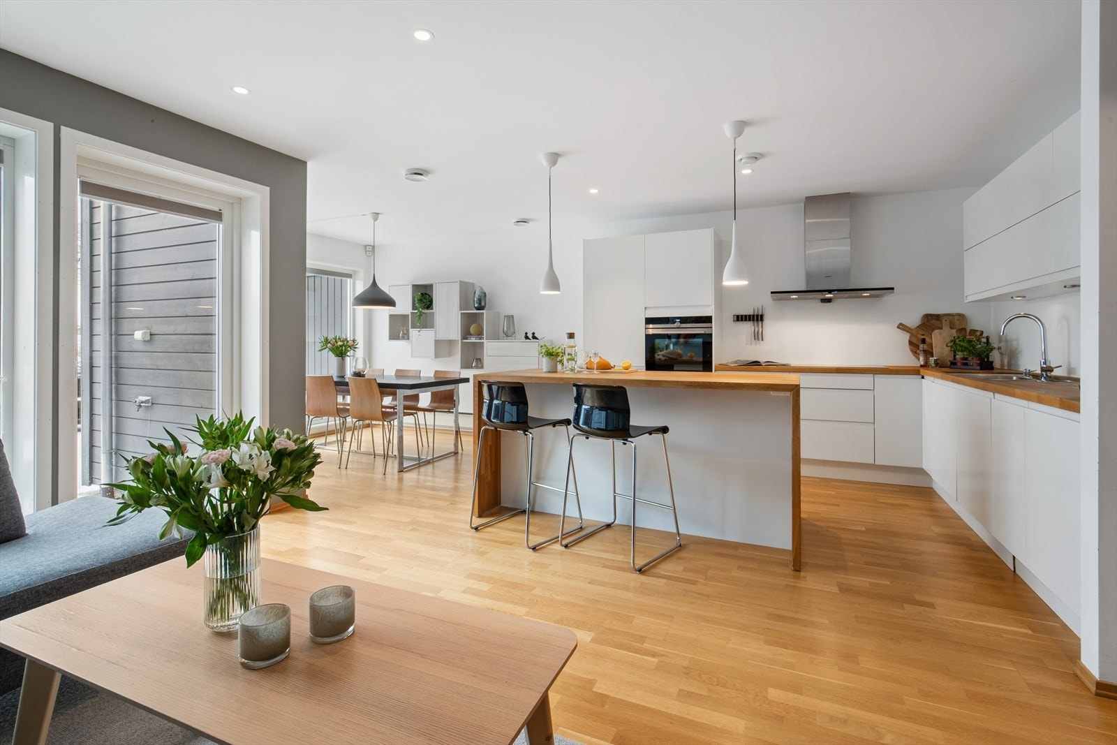 Innredningen har integrerte hvitevarer som stekeovn, oppvaskmaskin, platetopp samt kjøl/fryseskap. Galleribilde