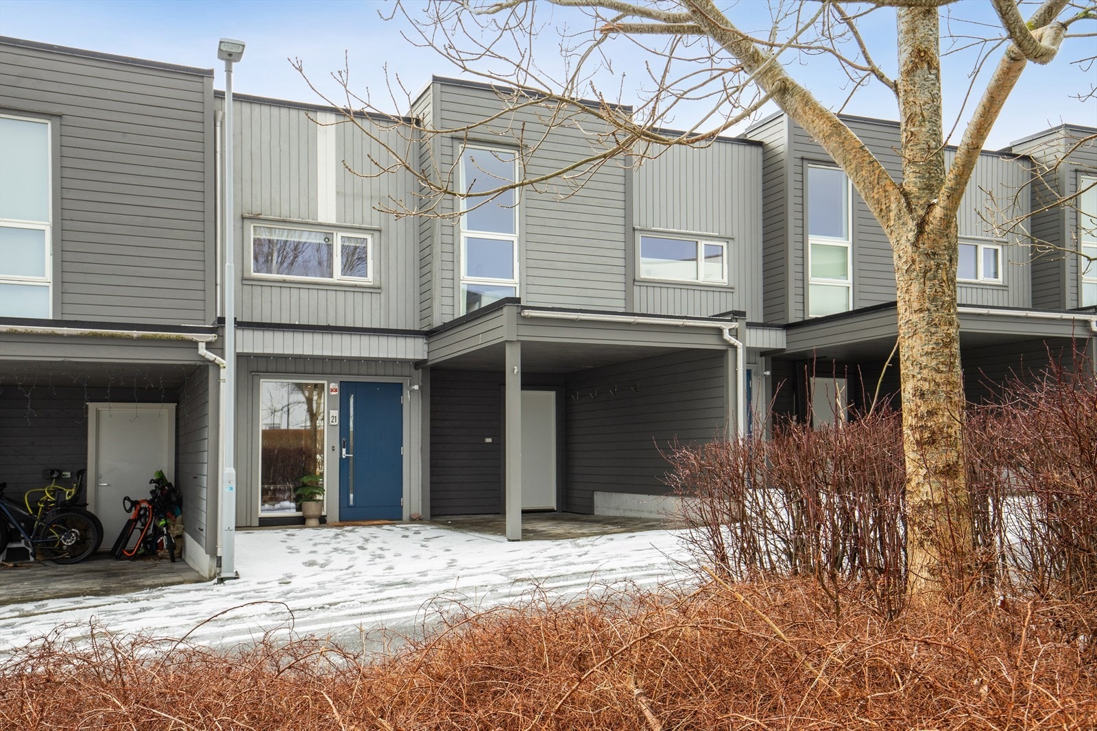 Et stilig rekkehus over to plan med god beliggenhet. Galleribilde