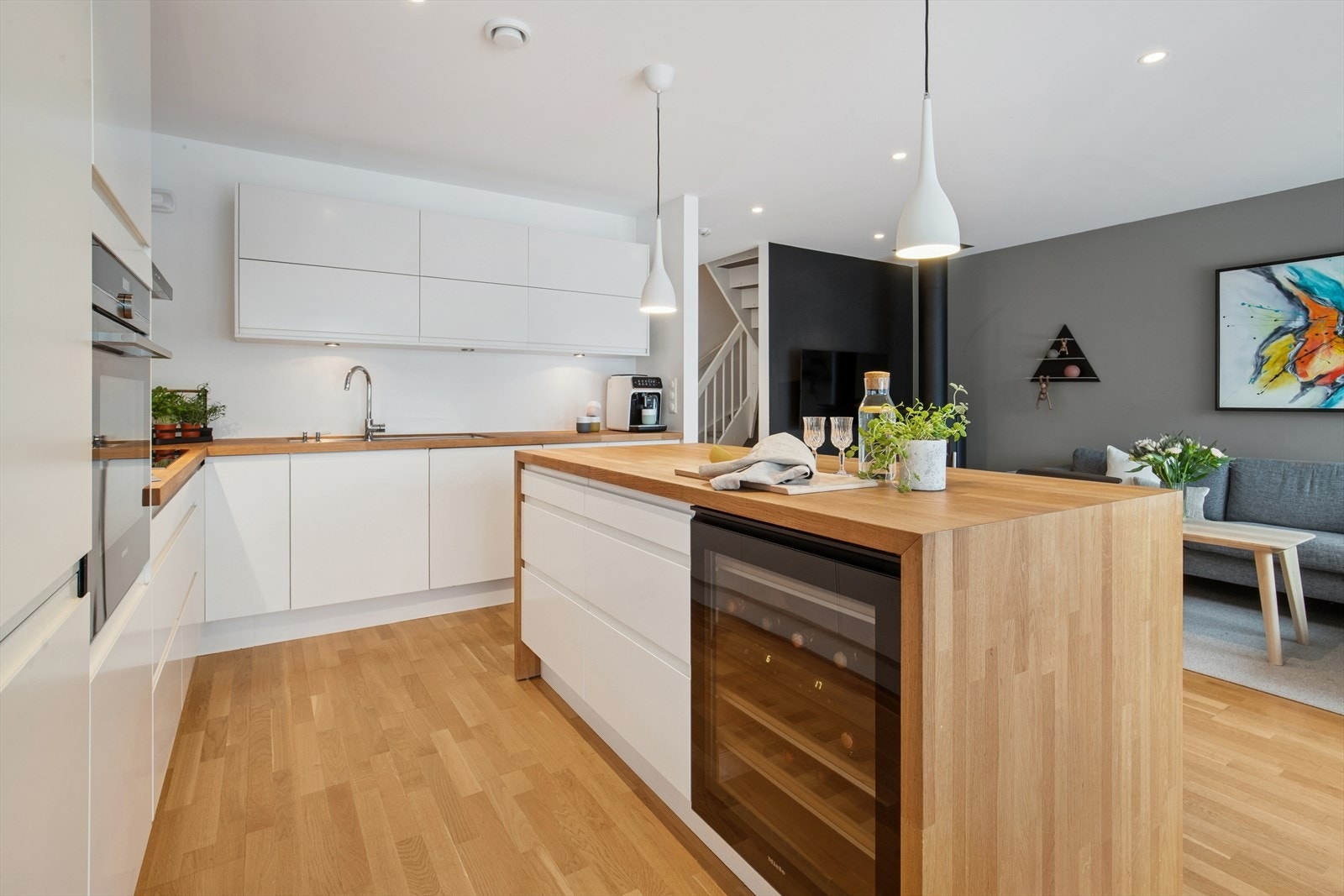 Kjøkkenet er utvidet med en kjøkkenøy med mye skap- og benkeplass. Galleribilde