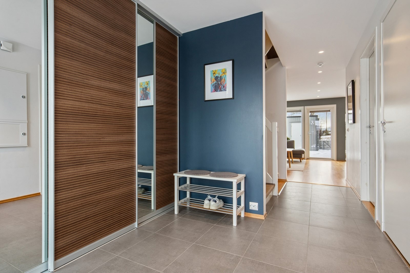 Entreen og gangen gir et godt førsteinntrykk av boligen. Galleribilde