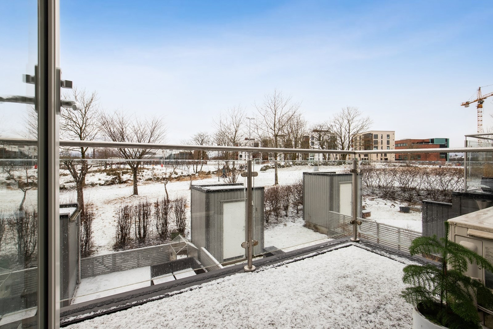 Fra hovedsoverommet er det utgang til en herlig balkong på circa 5 kvm med fin utsikt. Galleribilde