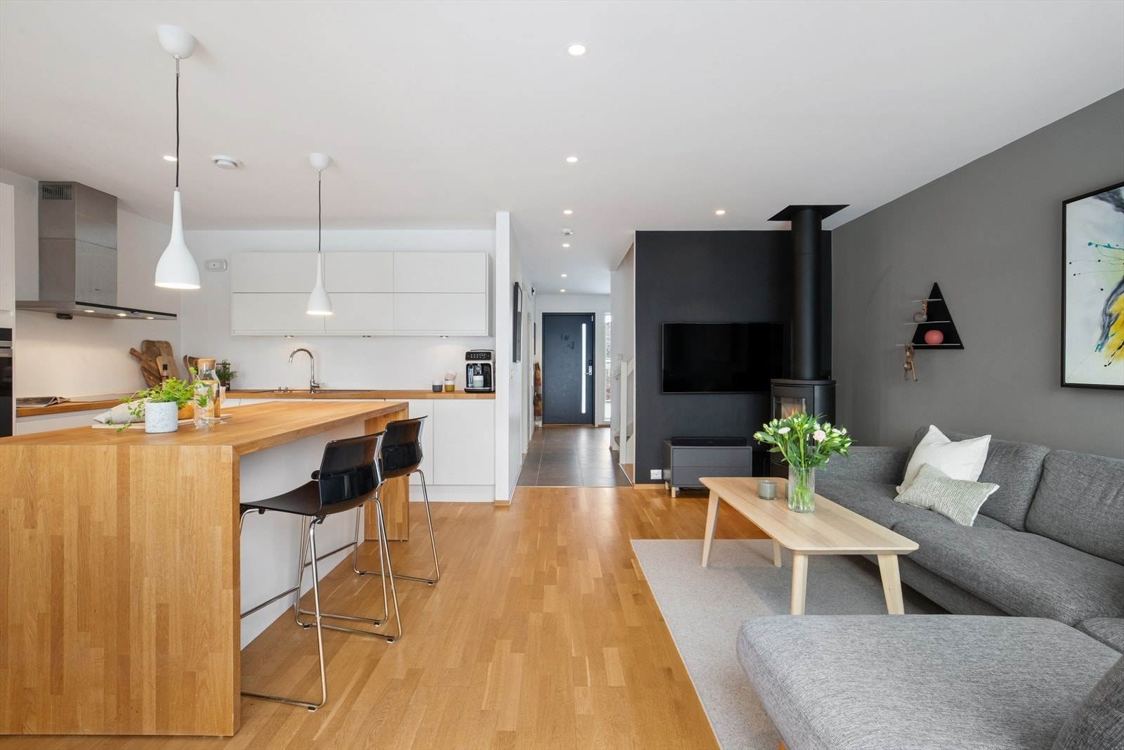 Rommet har god belysning med både downlights og hengelamper samt store vindusflater på endeveggen. Galleribilde