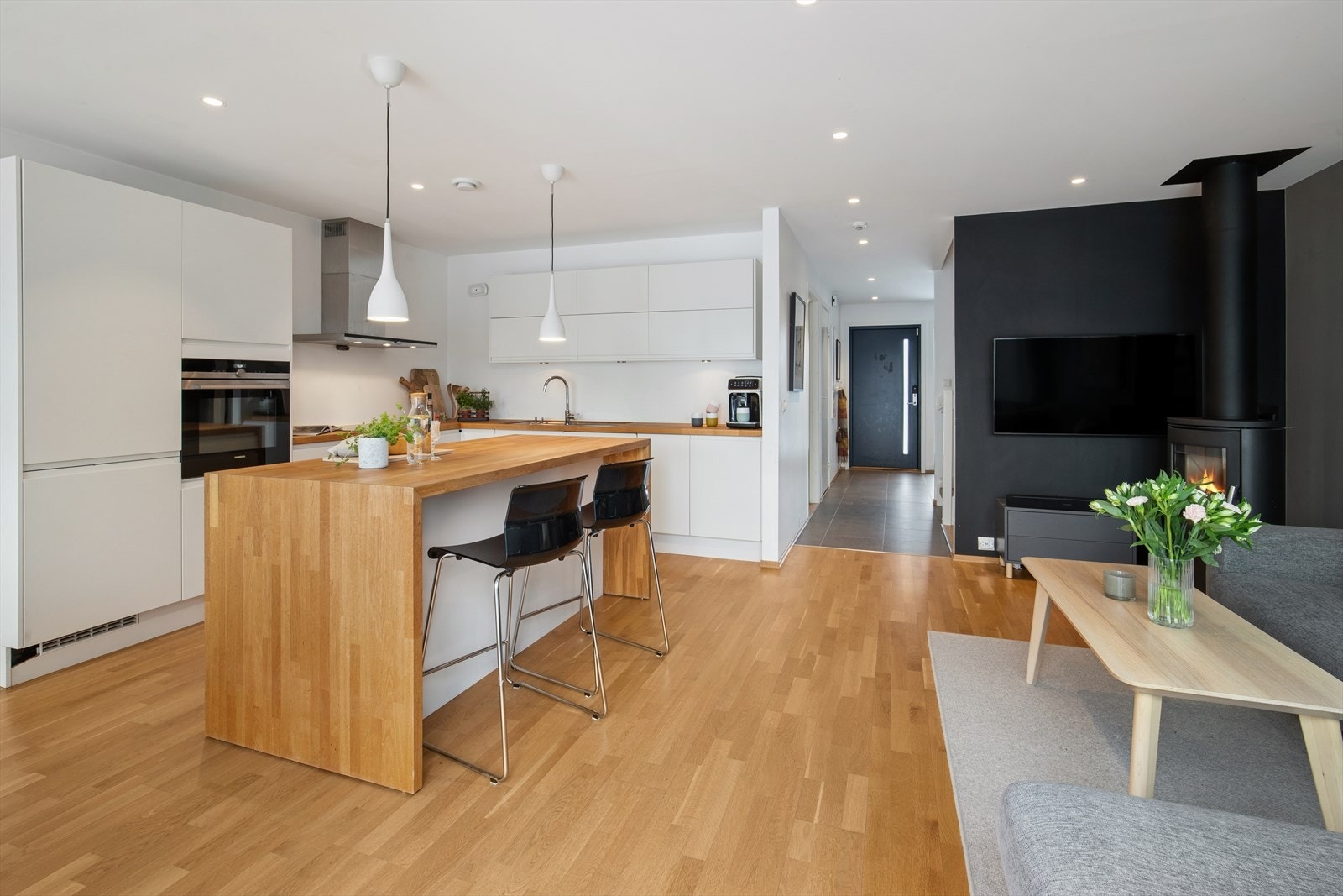 Kjøkkenet har innredning fra Norema med slette fronter og benkeplate i heltre eik. Galleribilde