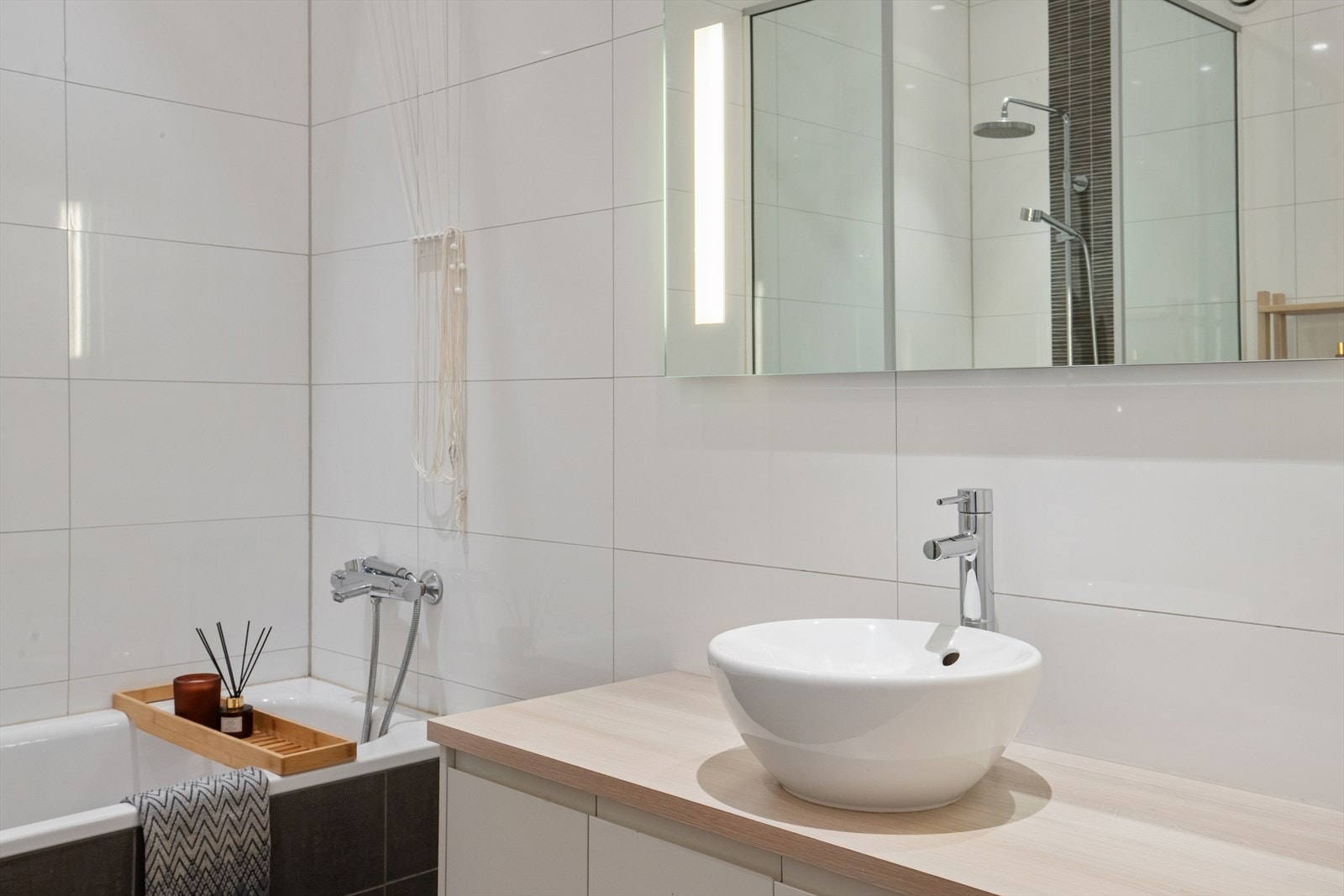 Badet har gulv med elektriske varmekabler. Galleribilde