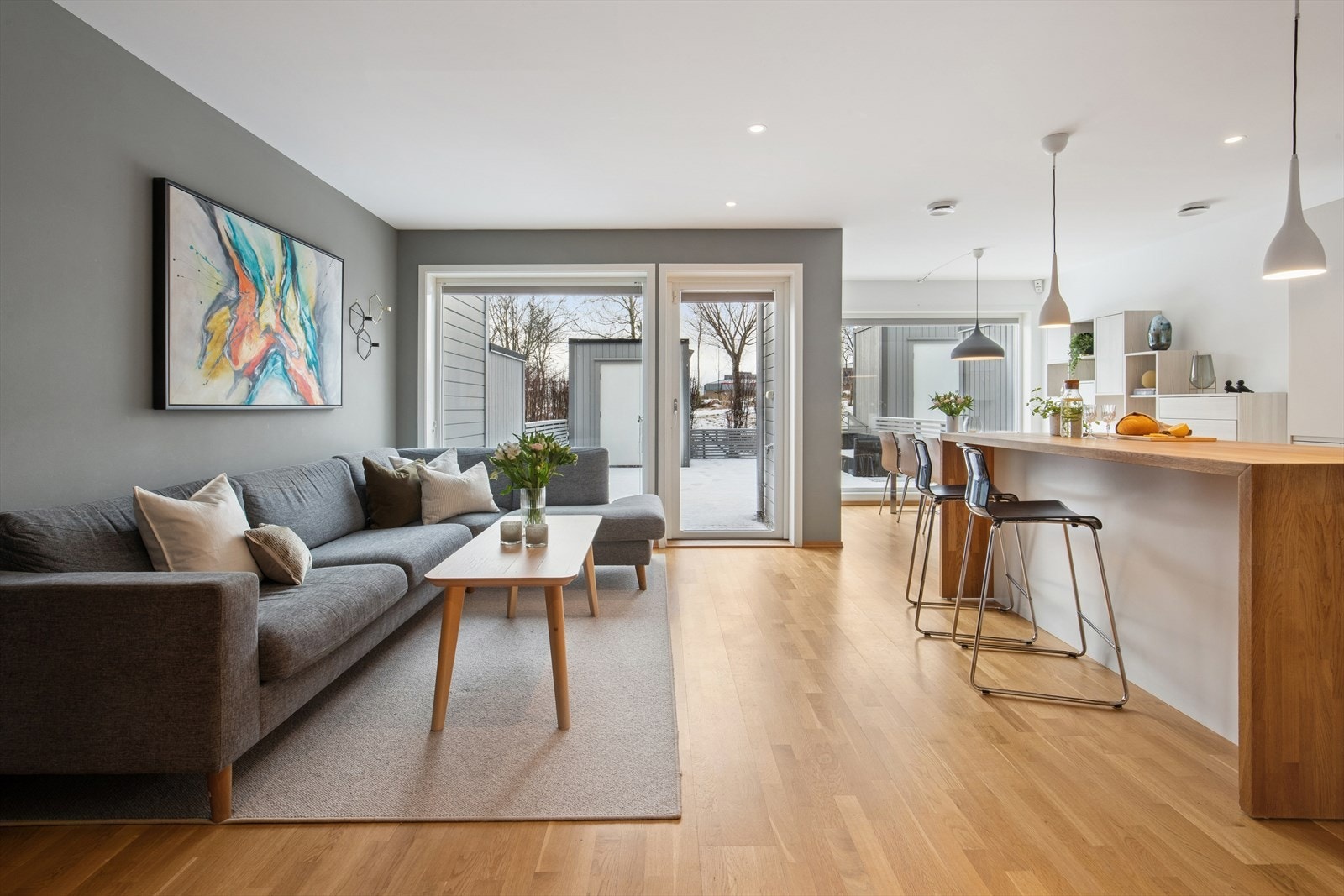 Stuen og kjøkkenet ligger i åpen løsning. Galleribilde