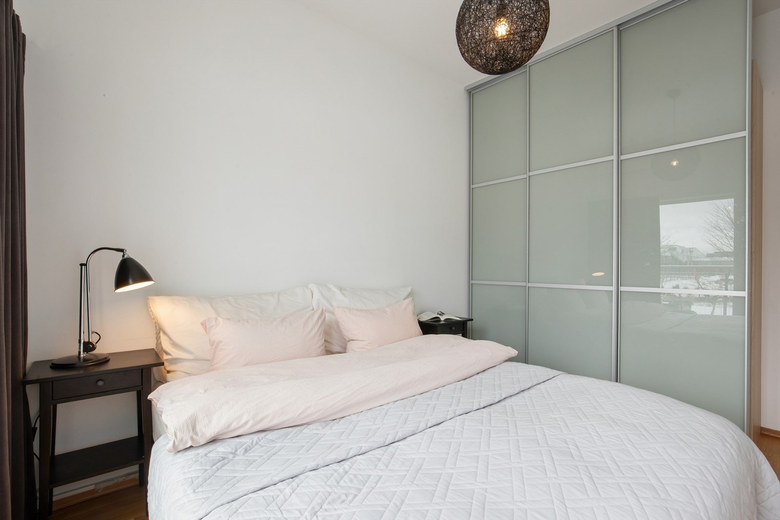 Hovedsoverommet er av god størrelse med belysning på hver side og plass til en dobbeltseng. Galleribilde