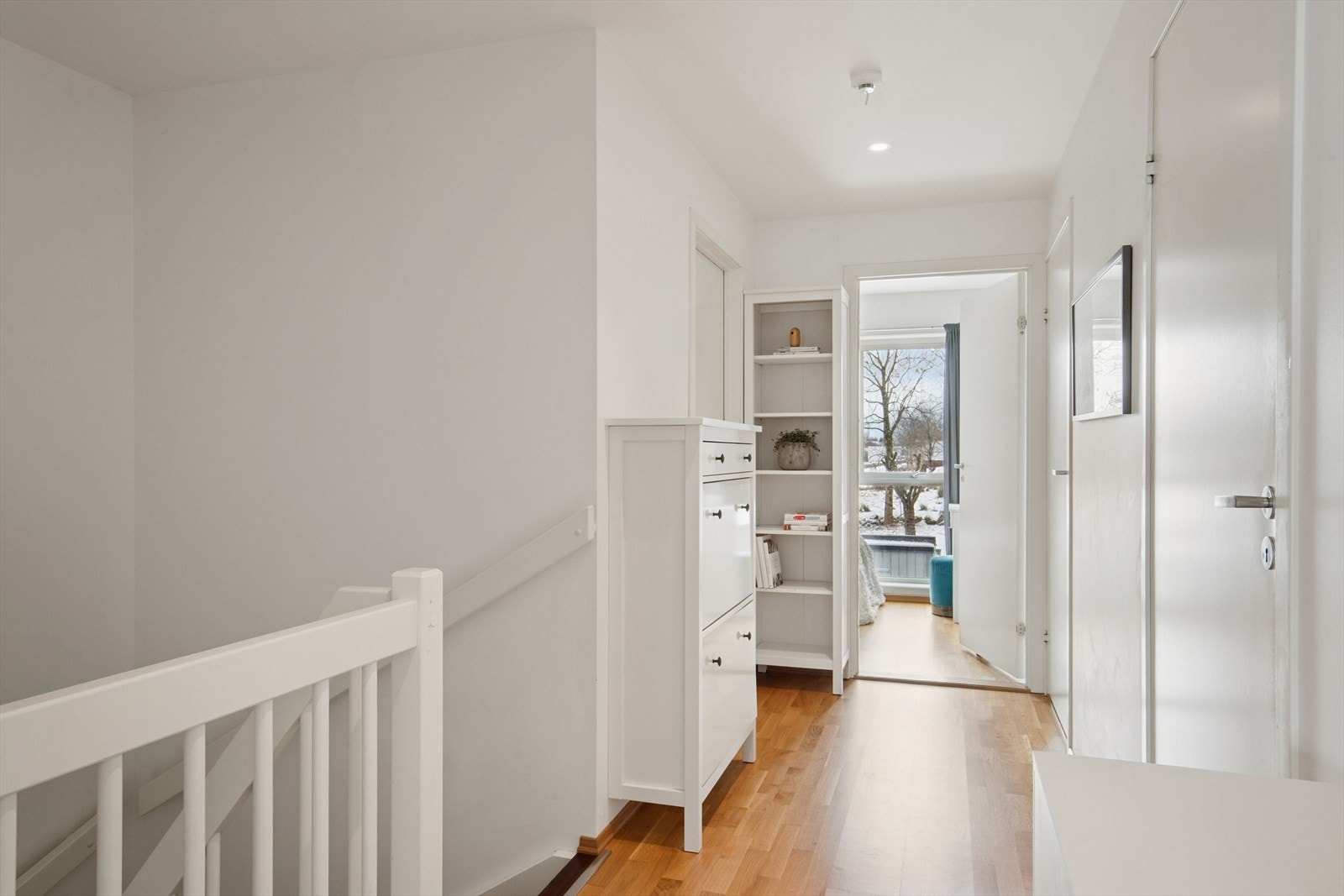 2. etasje består av gang, bad, bod og 4 soverom. Galleribilde