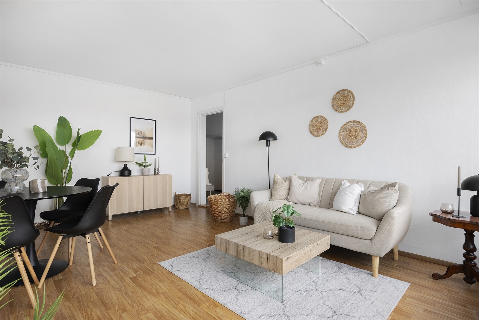 Lys og romslig stue som enkelt kan møbleres med sofa, bord, TV-løsning og øvrig møblement Galleribilde