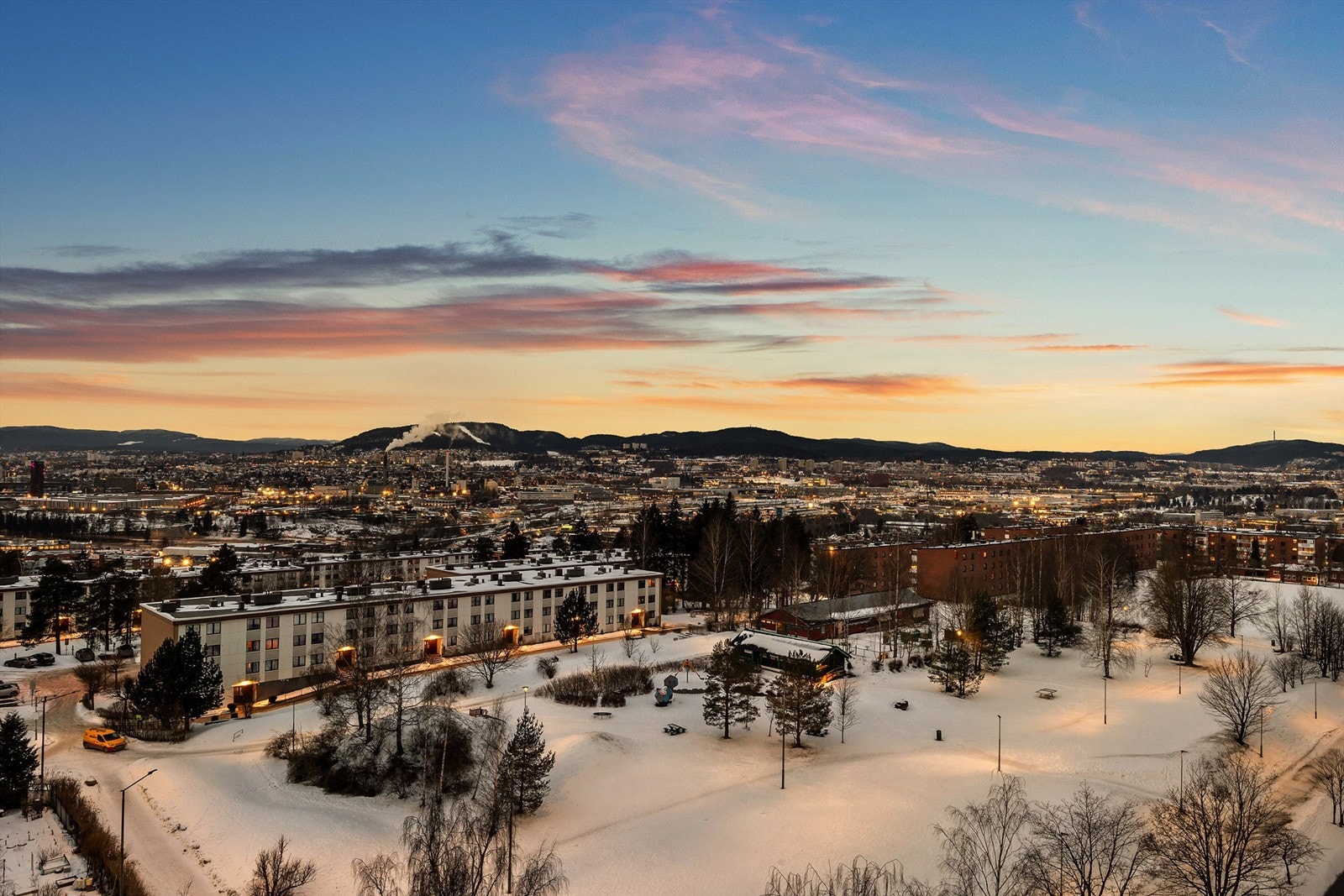 Området byr på fine grøntområder, med svært kort vei til et bredt utvalg av servicetilbud, offentlig kommunikasjon og flotte turmuligheter i Østmarka Galleribilde
