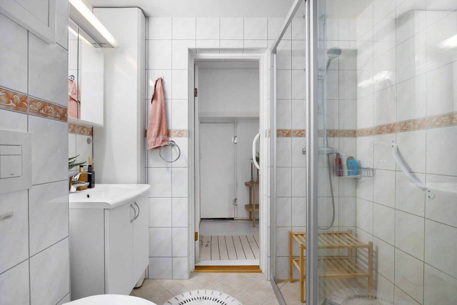 Badet ble renovert i 2010 og har flislagt gulv med varme og flislagte vegger Galleribilde