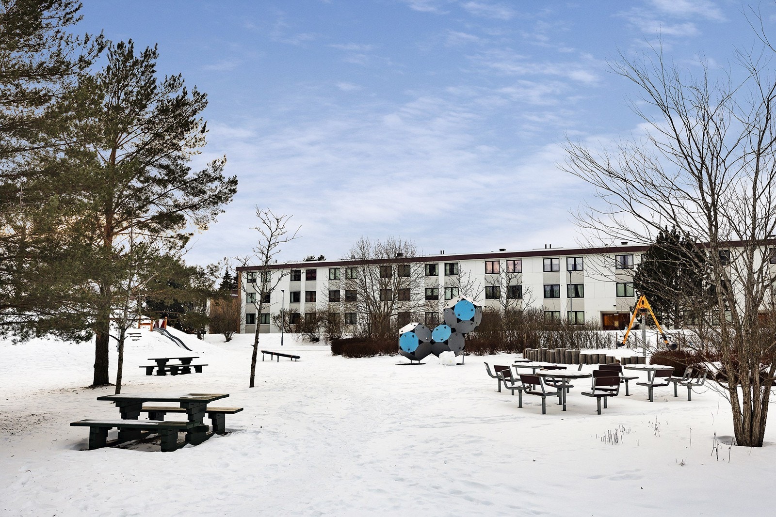 Lekeplass for barna rett utenfor blokka Galleribilde