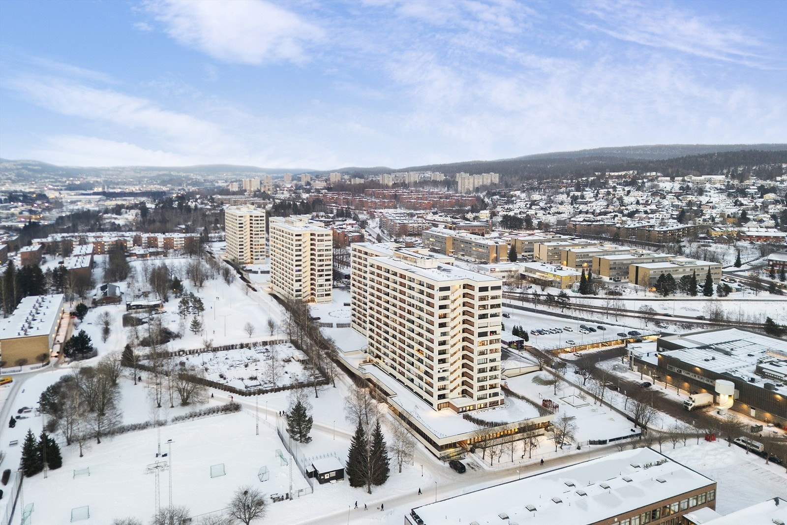 Kort vei til T-bane, servicetilbud og flotte grøntområder Galleribilde