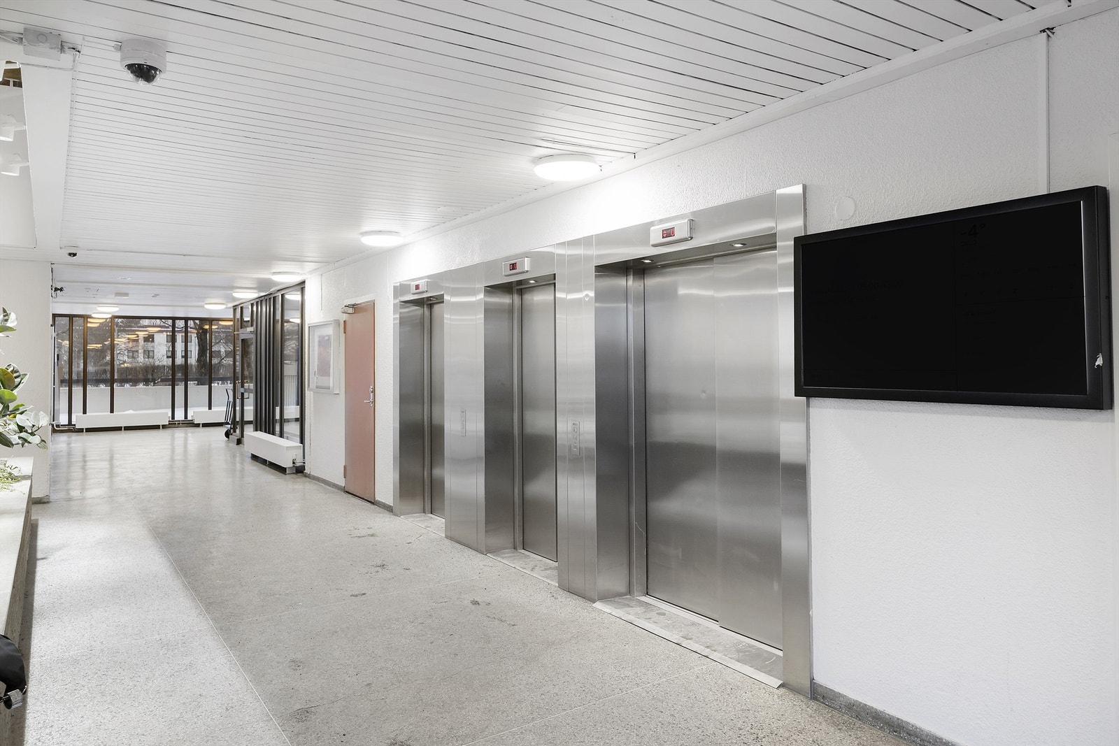 Heiser ble skiftet ut i 2011-2013. En av heisene er svært romslig og gjør det enkelt å flytte større gjenstander opp i etasjene. Galleribilde