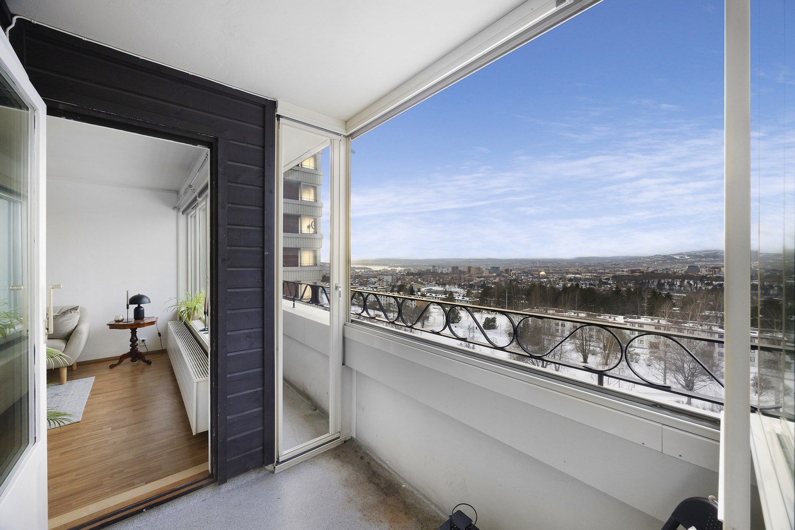 Den innglassede balkongen er på ca. 3 kvm. og den åpne balkongen er på ca. 2 kvm. Galleribilde