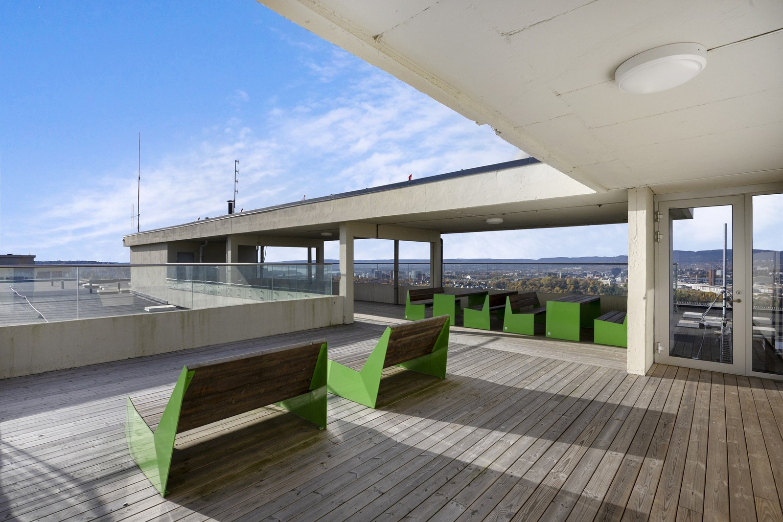 Felles takterrasse med sittegrupper og panoramautsikt Galleribilde