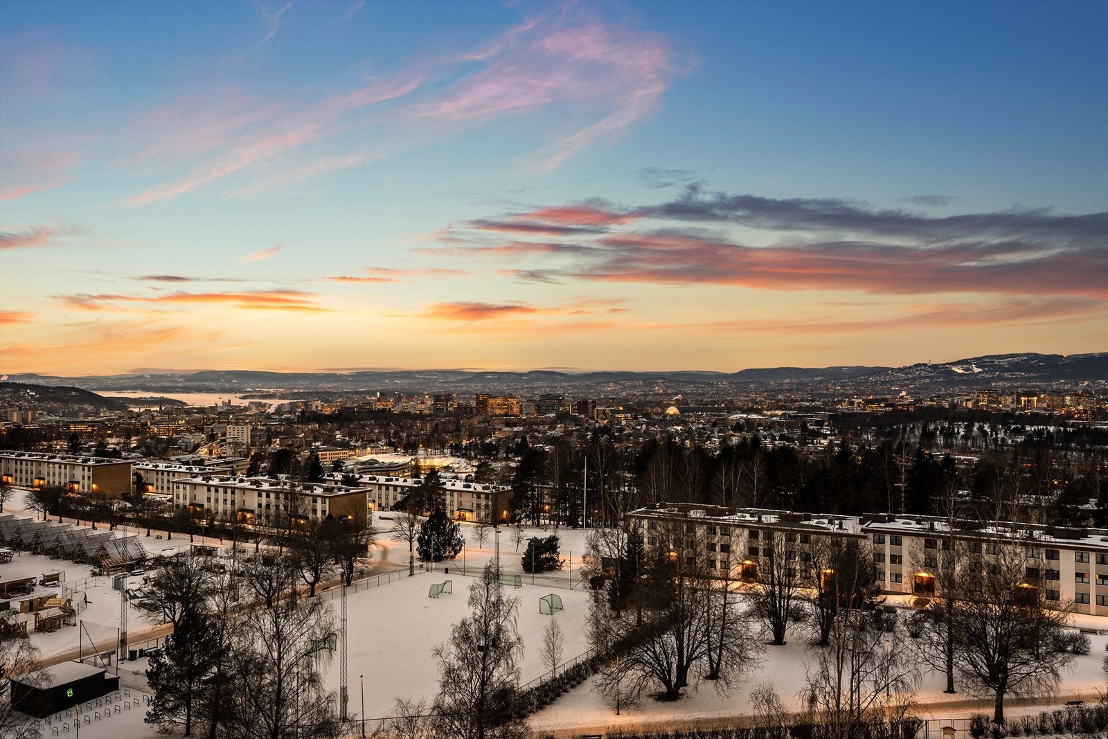 Det er ca. 2 minutters gange til Tveita Senter med over 70 butikker og diverse servicetilbud Galleribilde