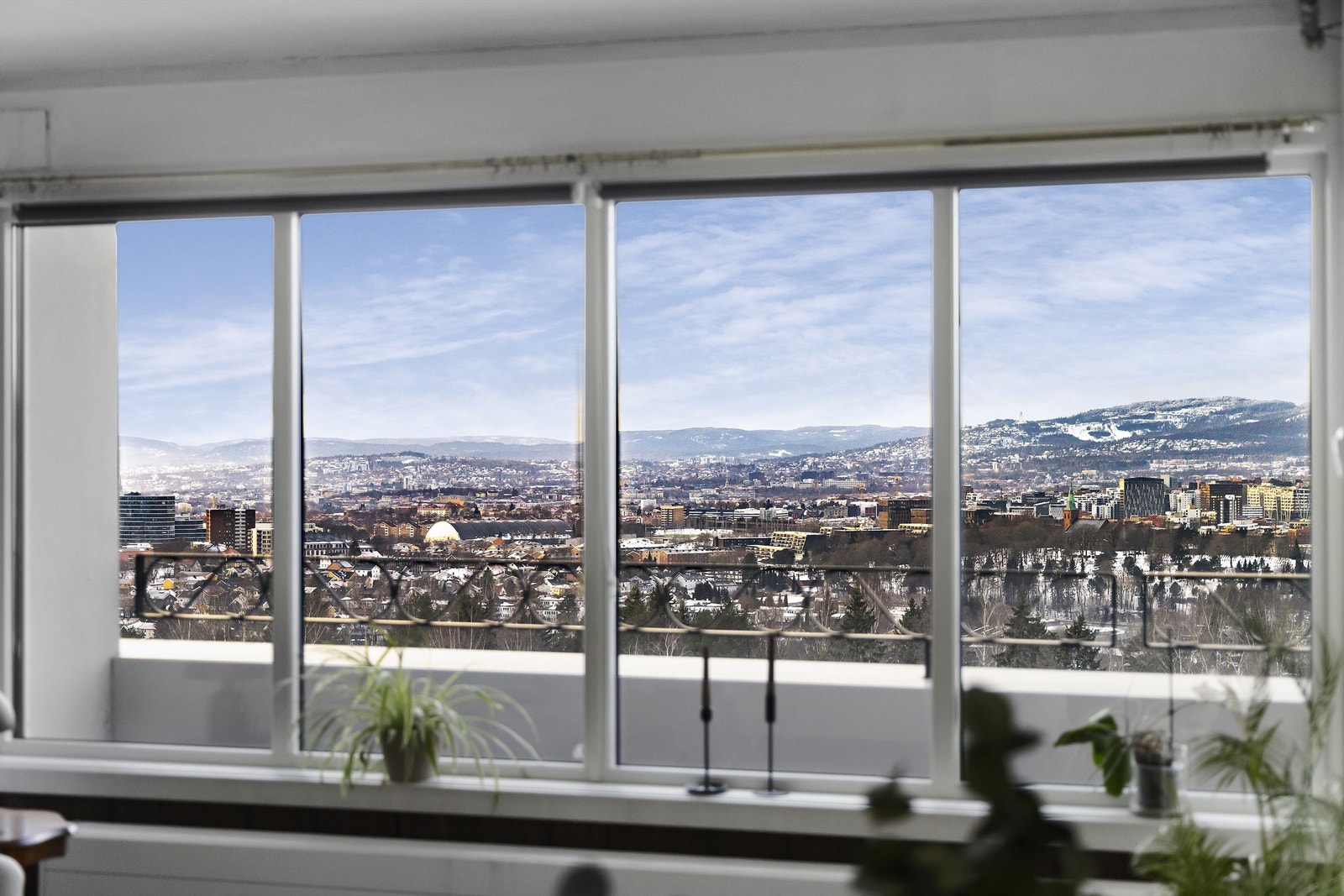 Store vindusflater gir rikelig med naturlig lys og skaper en luftig atmosfære Galleribilde