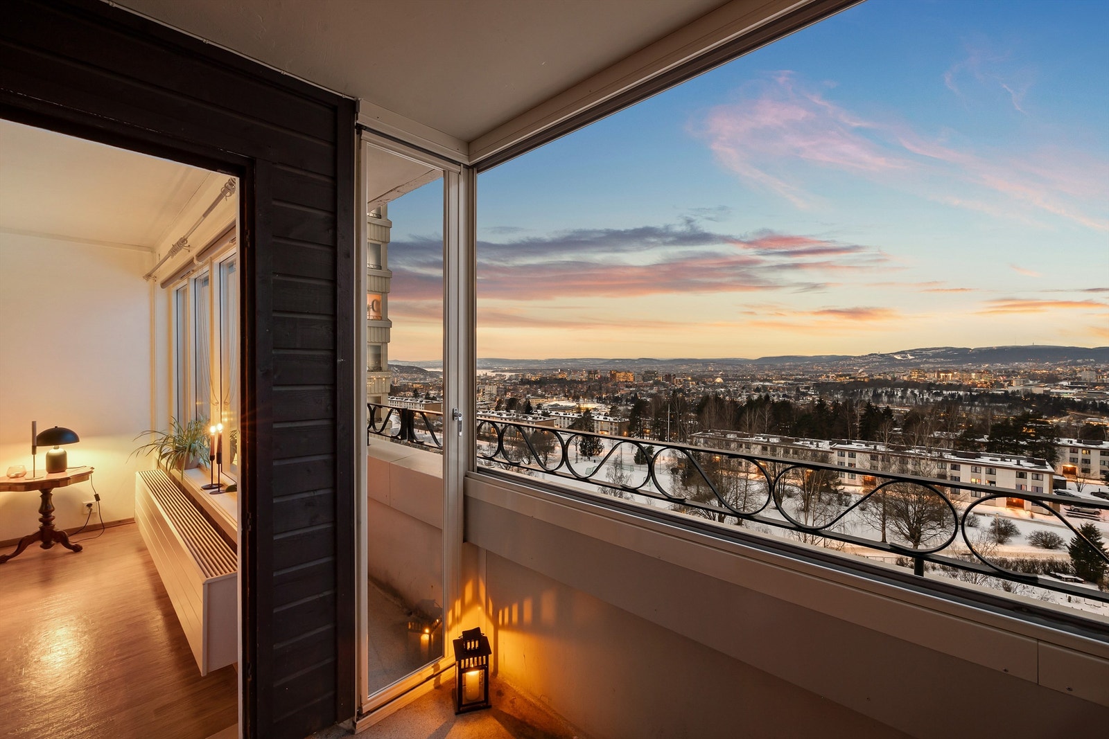 Leiligheten ligger høyt og fritt i byggets 10. etasje med en fantastisk utsikt mot Oslofjorden, Holmenkollen og Oslo sentrum Galleribilde