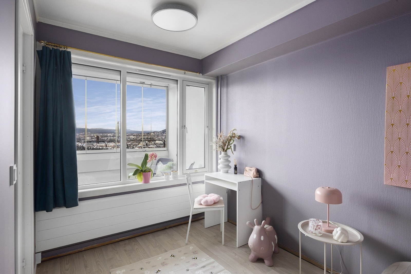 Soverommene kan innredes med seng, nattbord og skrivebord/sminkebord Galleribilde