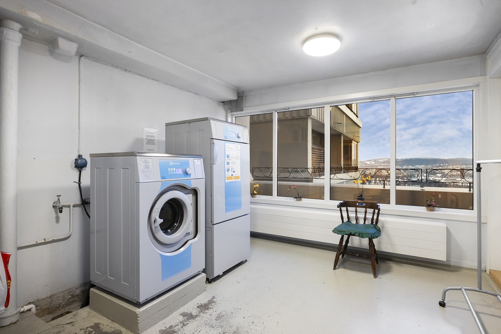 Det er også et fellesvaskeri i samme etasje som leiligheten (10. etasje) Galleribilde