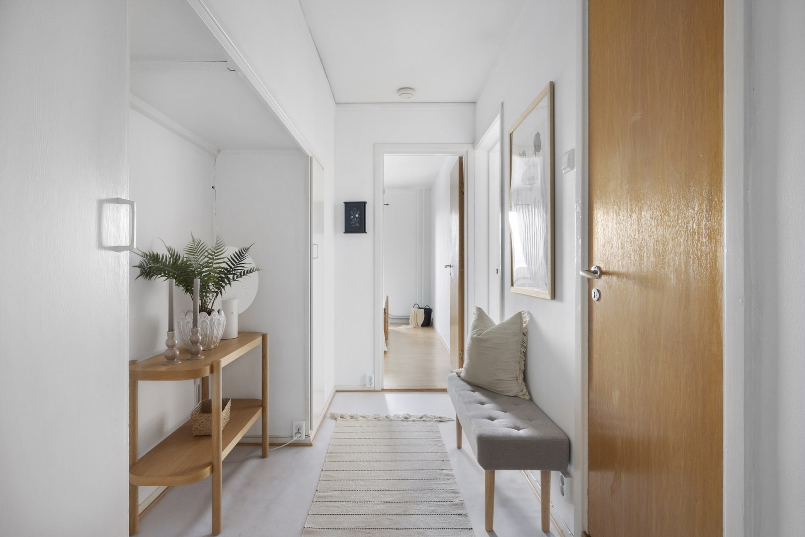 Velkommen inn i en lys og romslig entré med garderobeskap Galleribilde