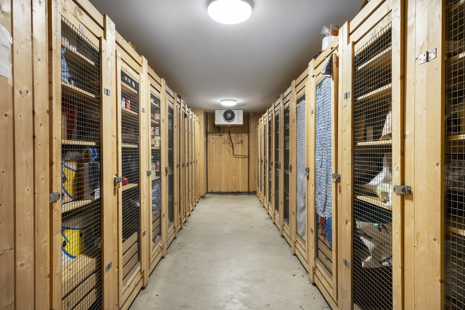 Man disponerer et matskap i felles kjølerom, i 10.etasje Galleribilde