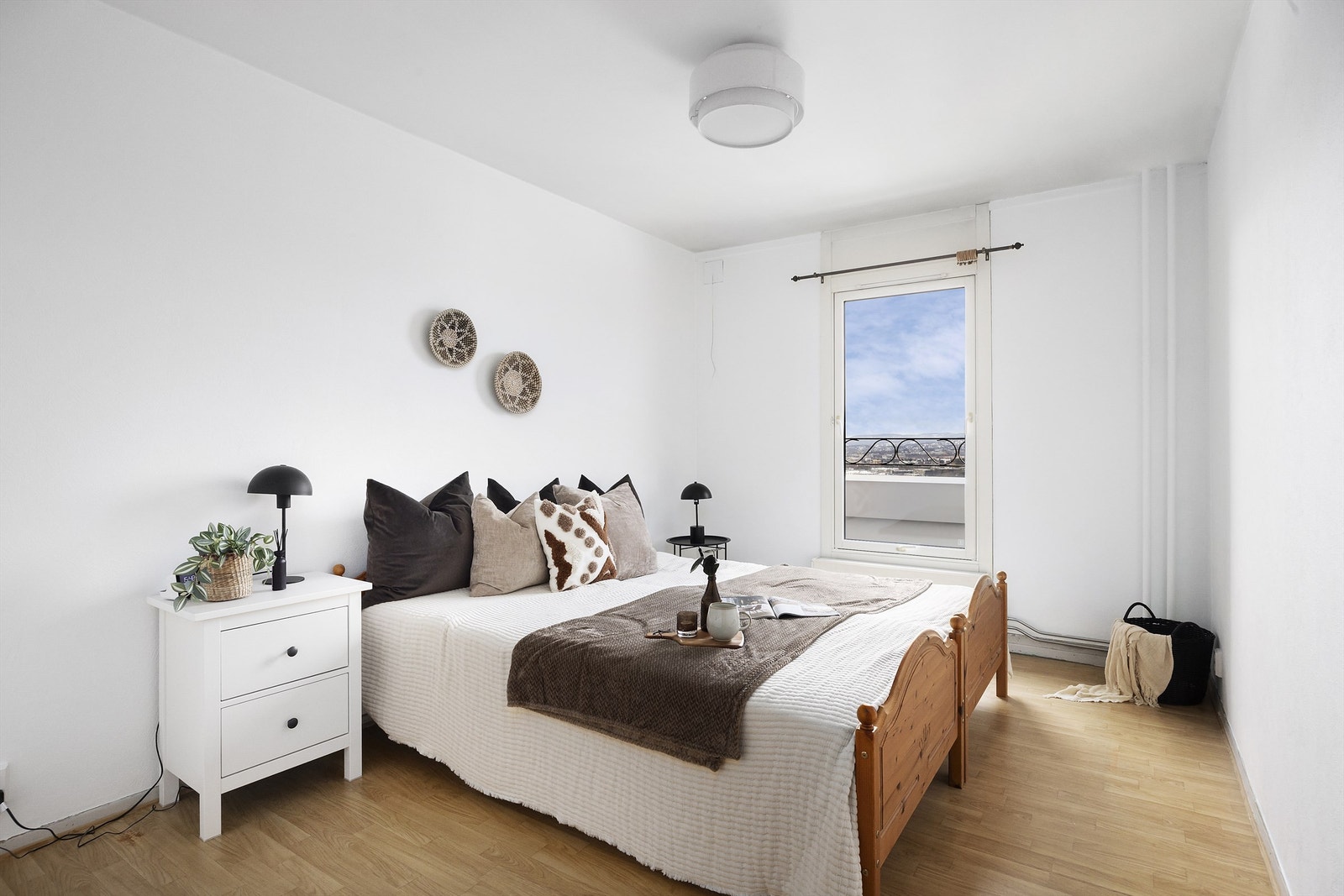 Leiligheten har to romslige soverom Galleribilde