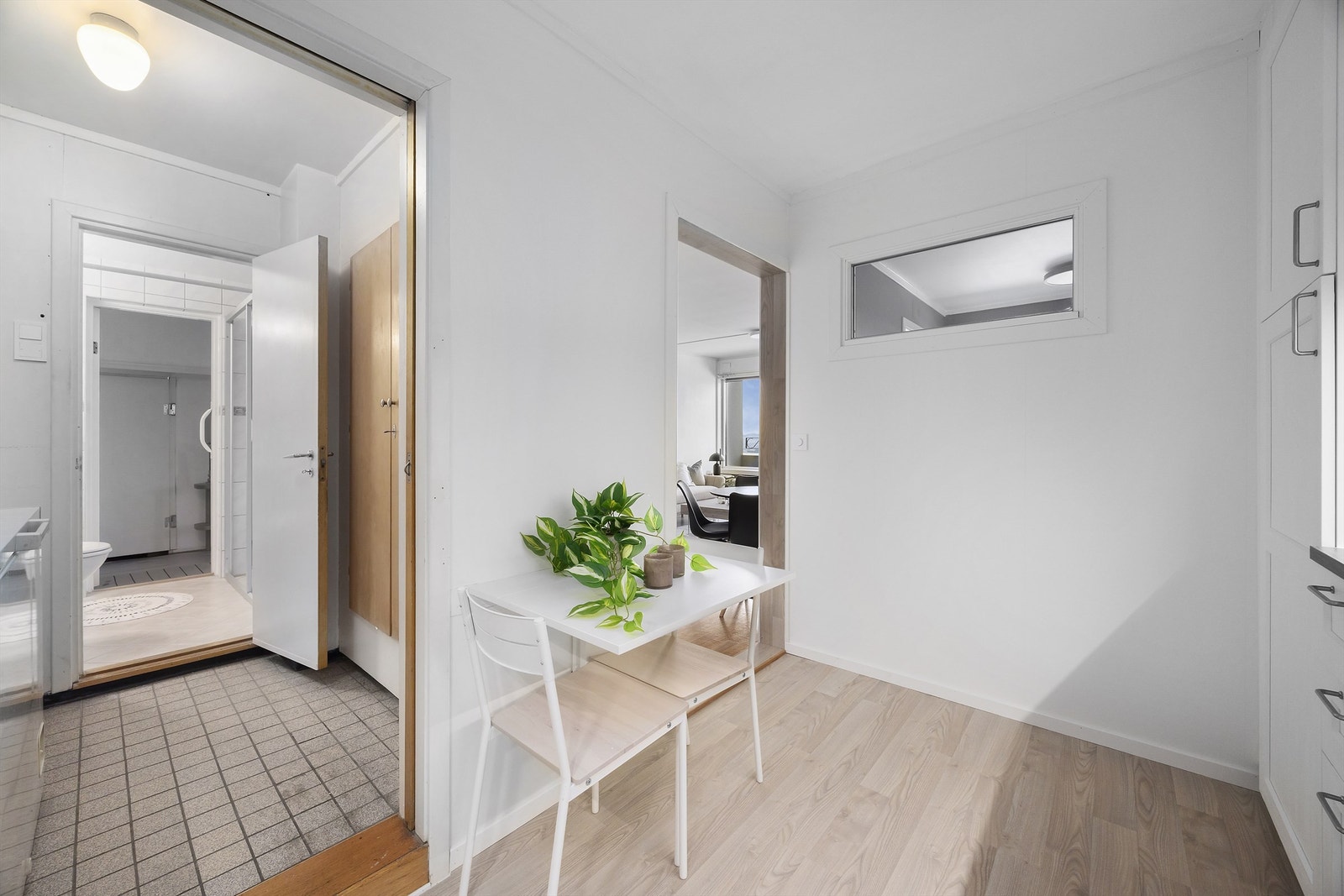 Kjøkkenet har plass til frokostbord og stoler Galleribilde