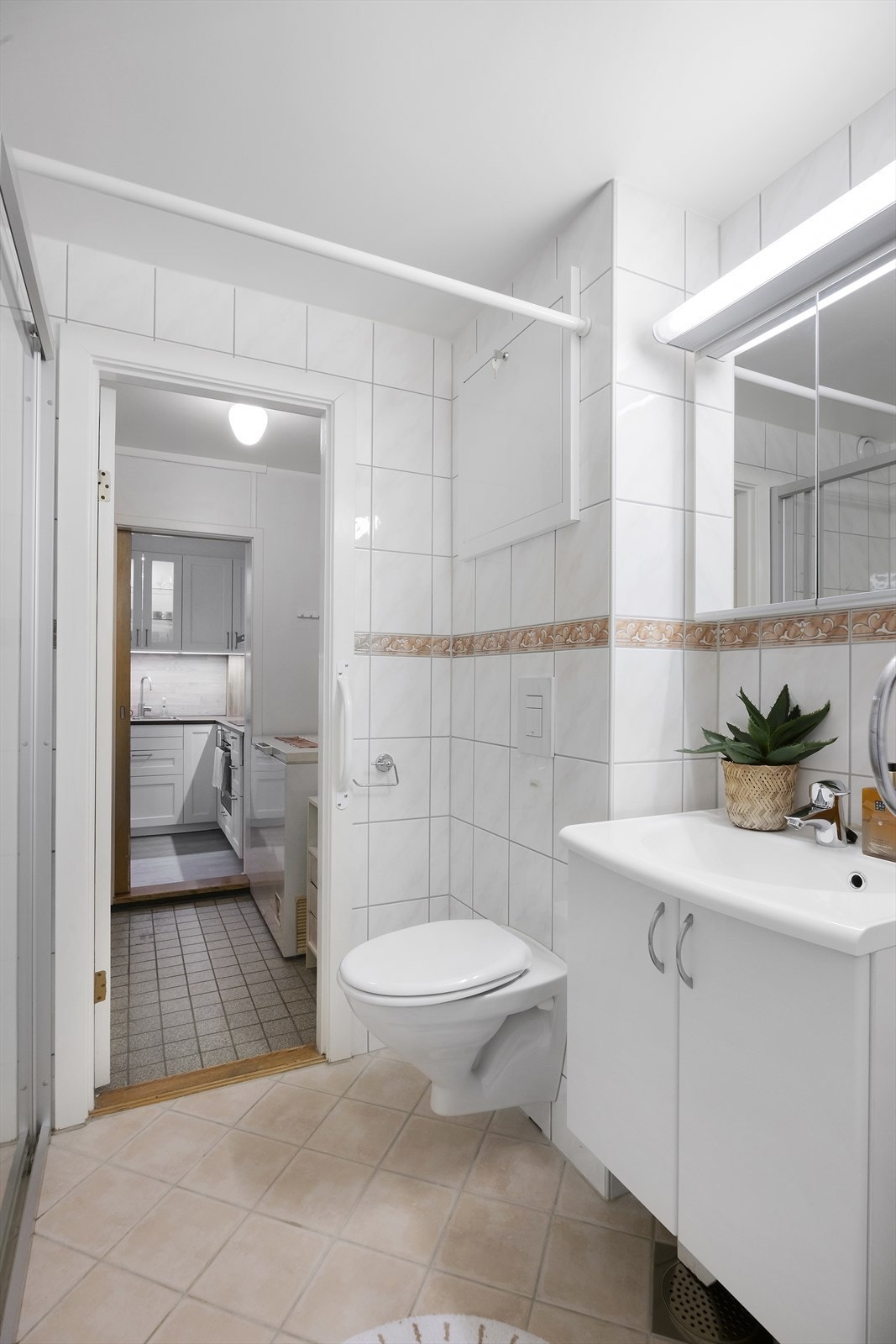 Det er installert vegghengt servantinnredning med heldekkende servant, samt speilskap med overlys Galleribilde