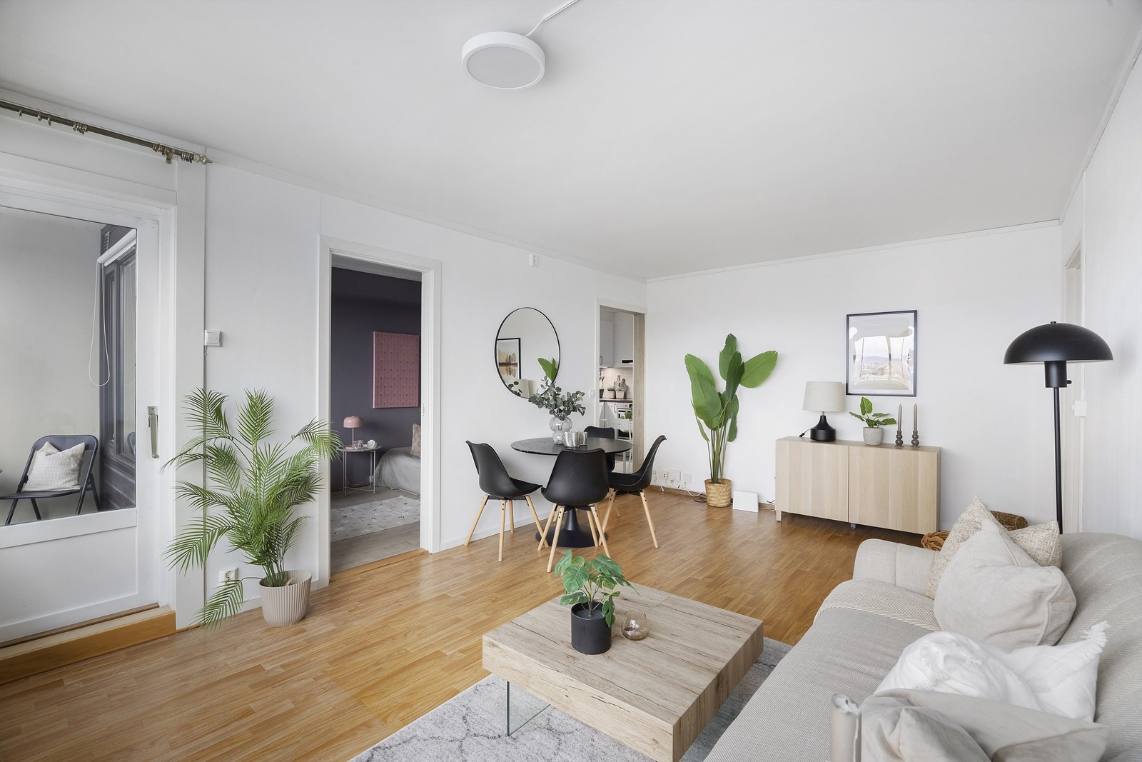 Spisebord og stoler kan plasseres i praktisk tilknytning til kjøkkenet Galleribilde