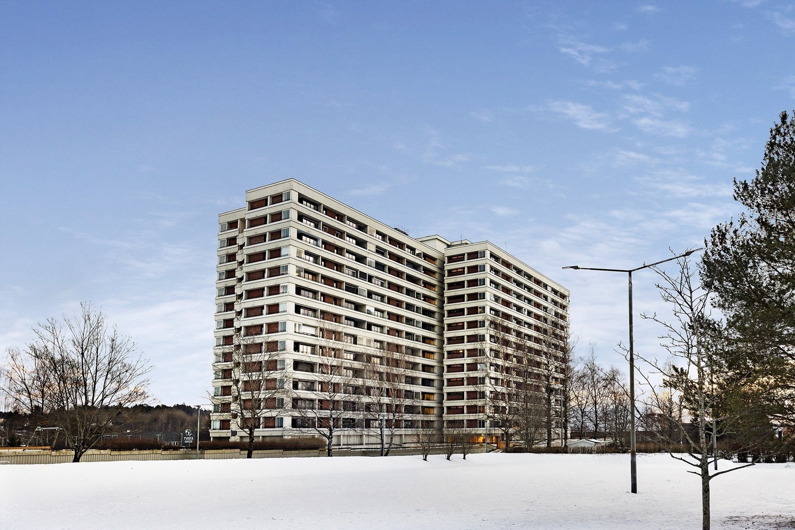 God offentlig kommunikasjon i umiddelbar nærhet, via buss (58, 69, 76, 79), flybuss og T-bane Galleribilde