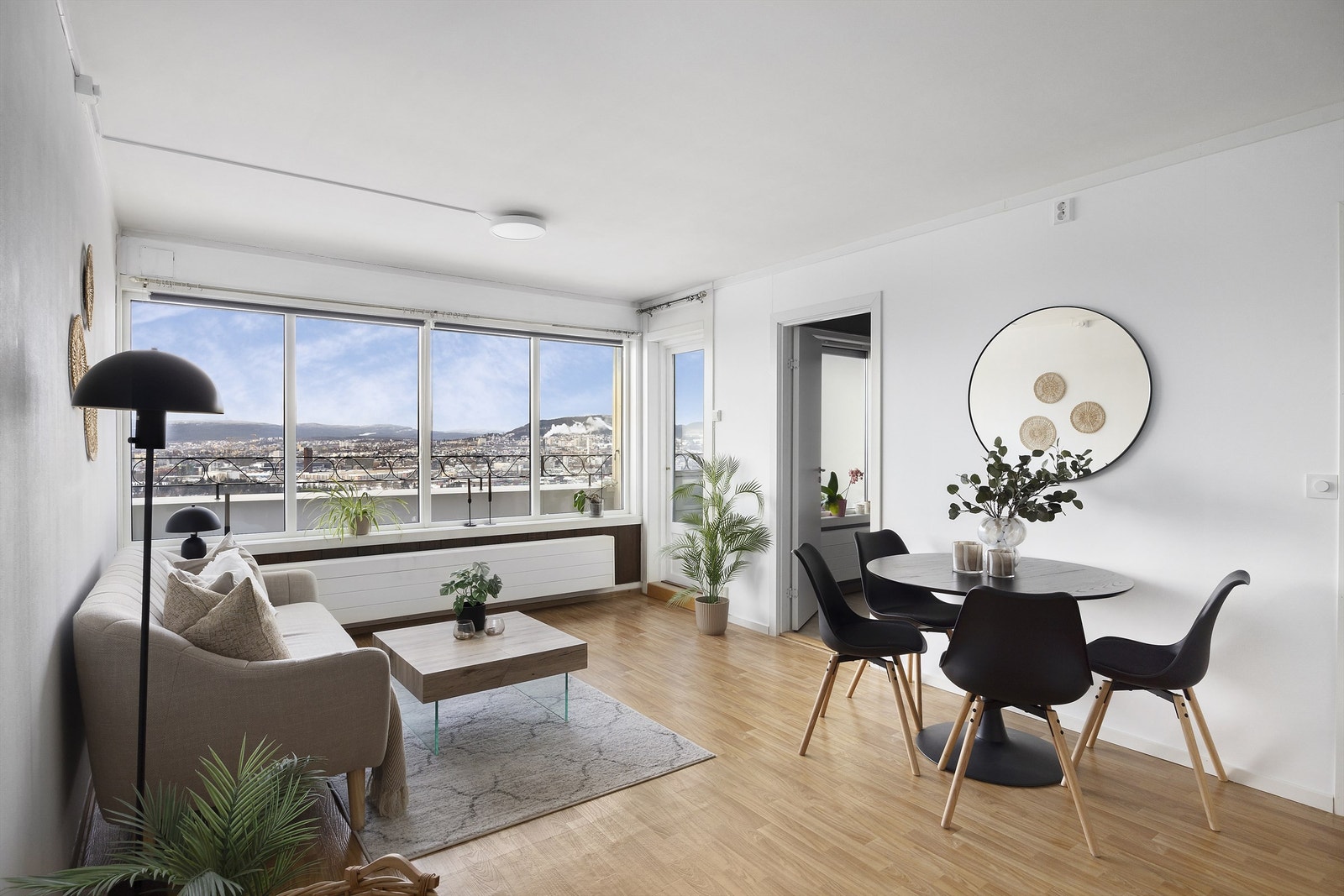 Fra stuen er det utgang til innglasset balkong og åpen balkong Galleribilde