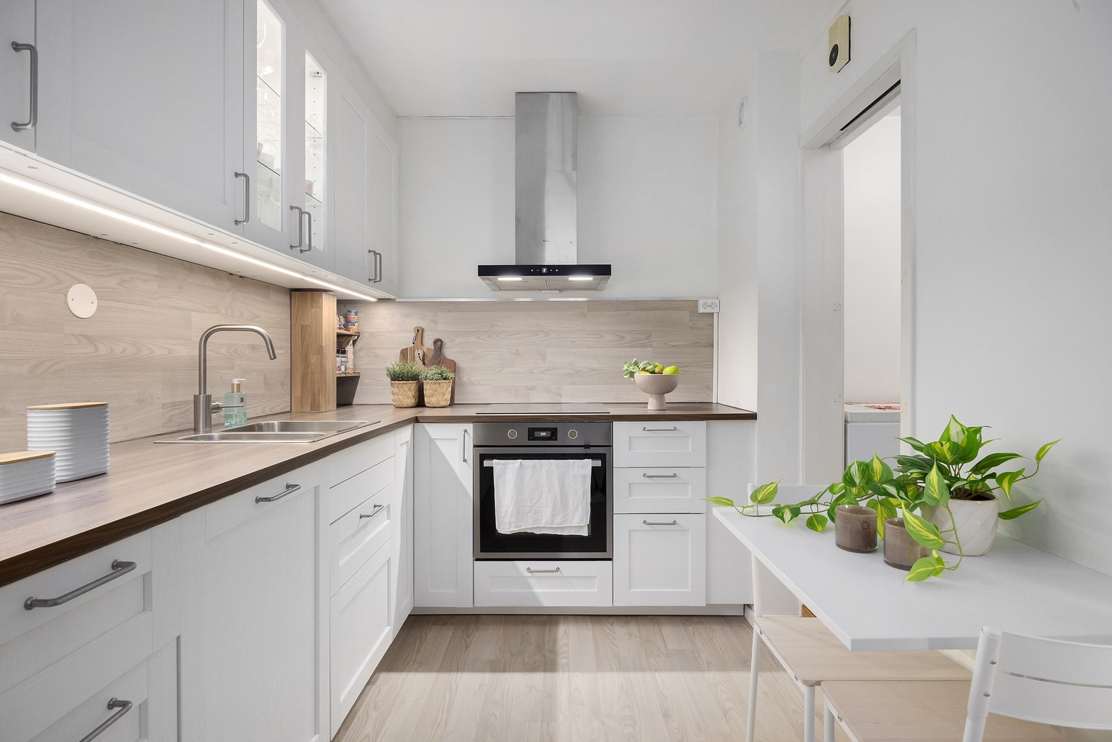 Innbydende kjøkken fra 2025 med profilerte fronter og laminert benkeplate Galleribilde