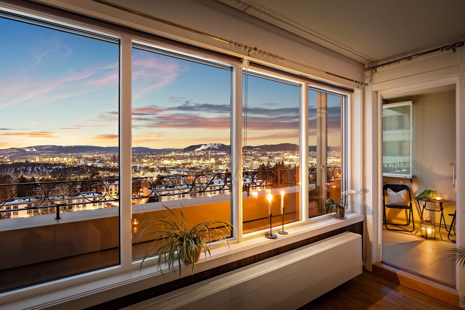 Leiligheten holder en god standard ligger fint plassert i byggets 10. etg. Sol fra formiddag til solnedgang og en særdeles flott utsikt Galleribilde